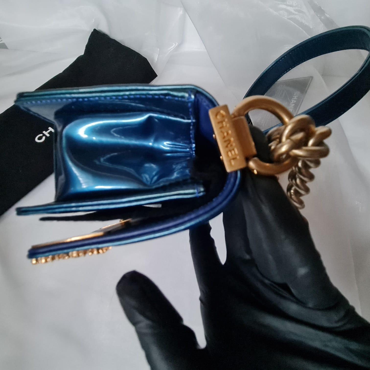 Bleu Chanel mini sac bandoulière Boy matelassé bleu verni en vente