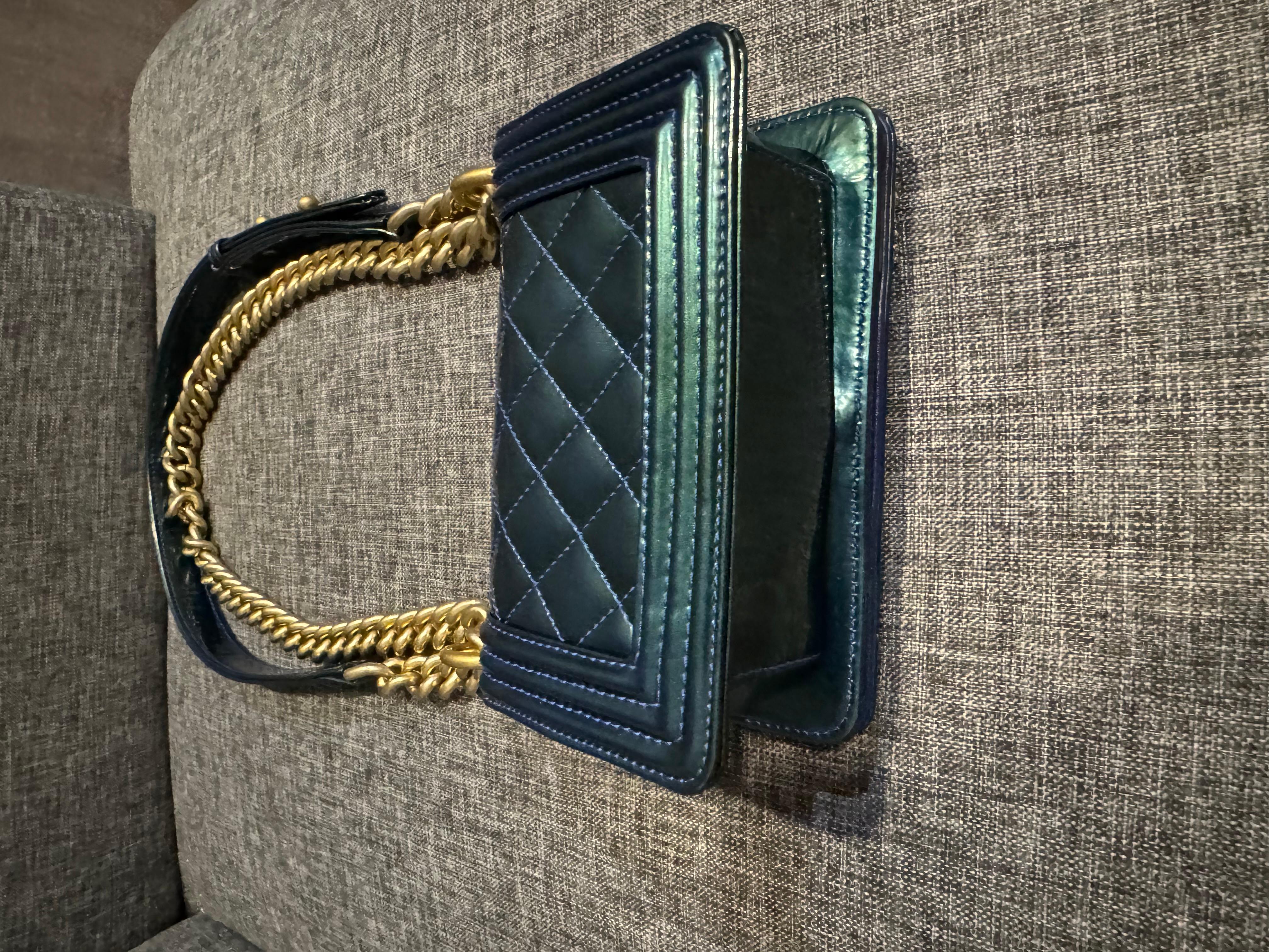 Chanel mini sac bandoulière Boy matelassé bleu verni en vente 6