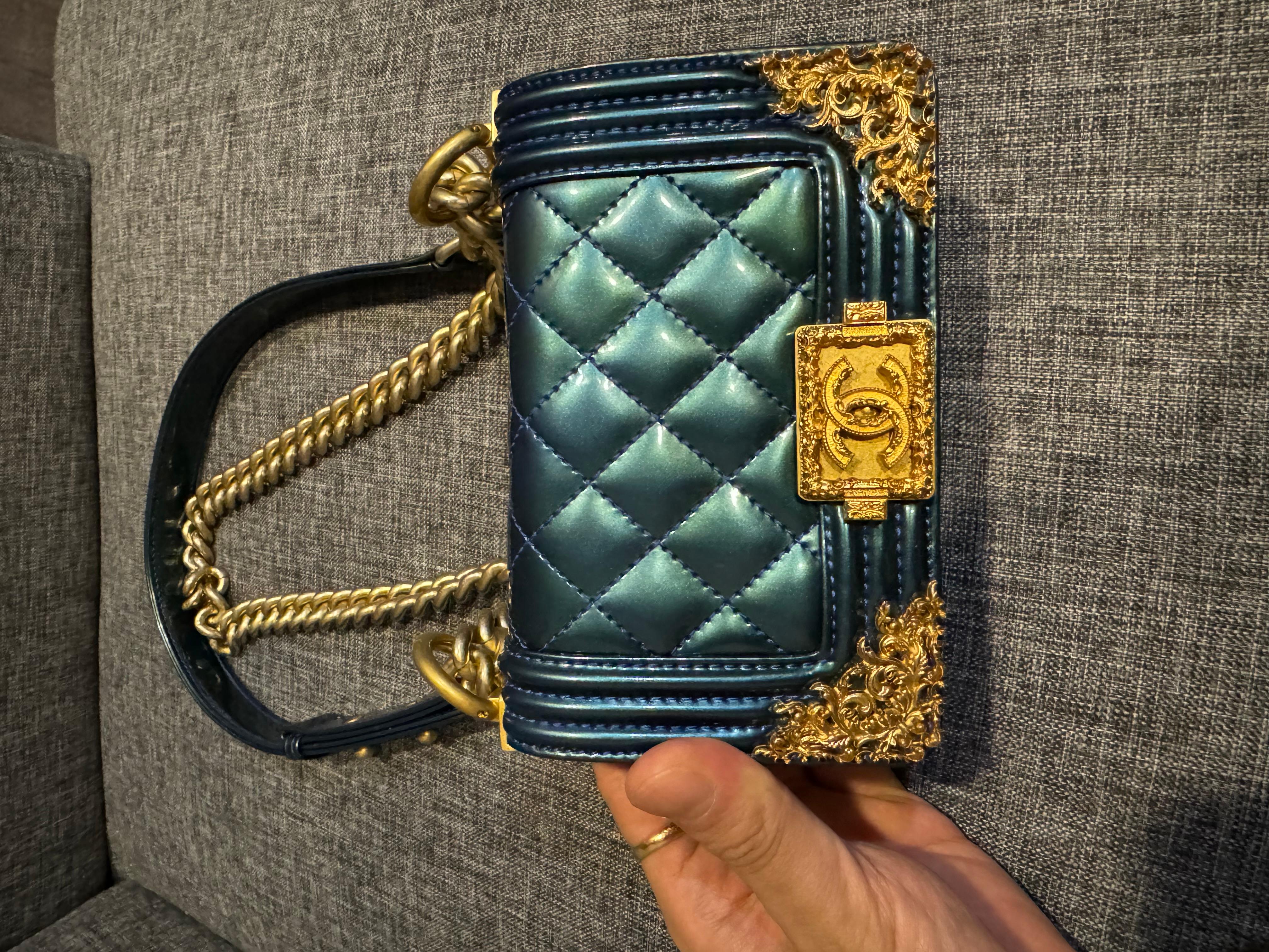 Chanel mini sac bandoulière Boy matelassé bleu verni en vente 7