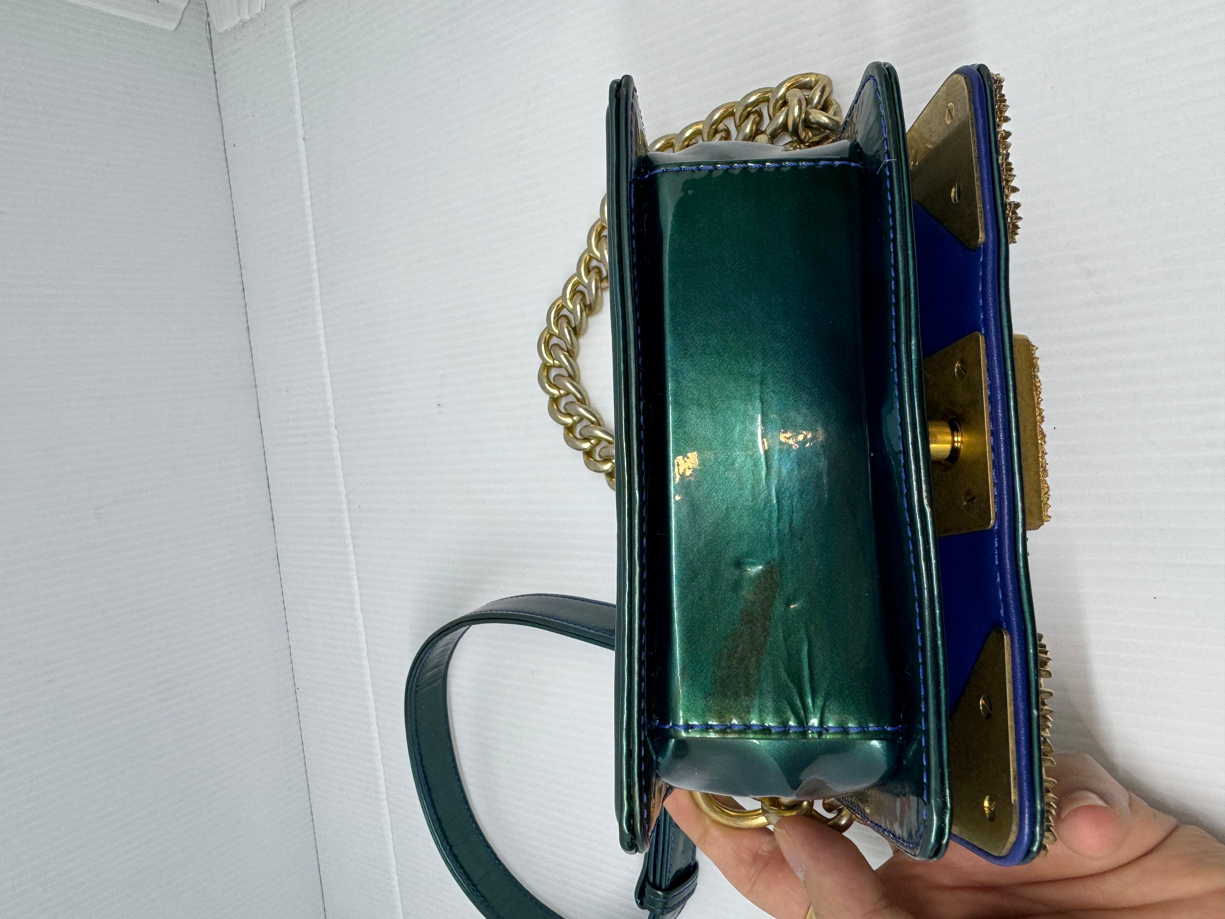 Chanel mini sac bandoulière Boy matelassé bleu verni en vente 11