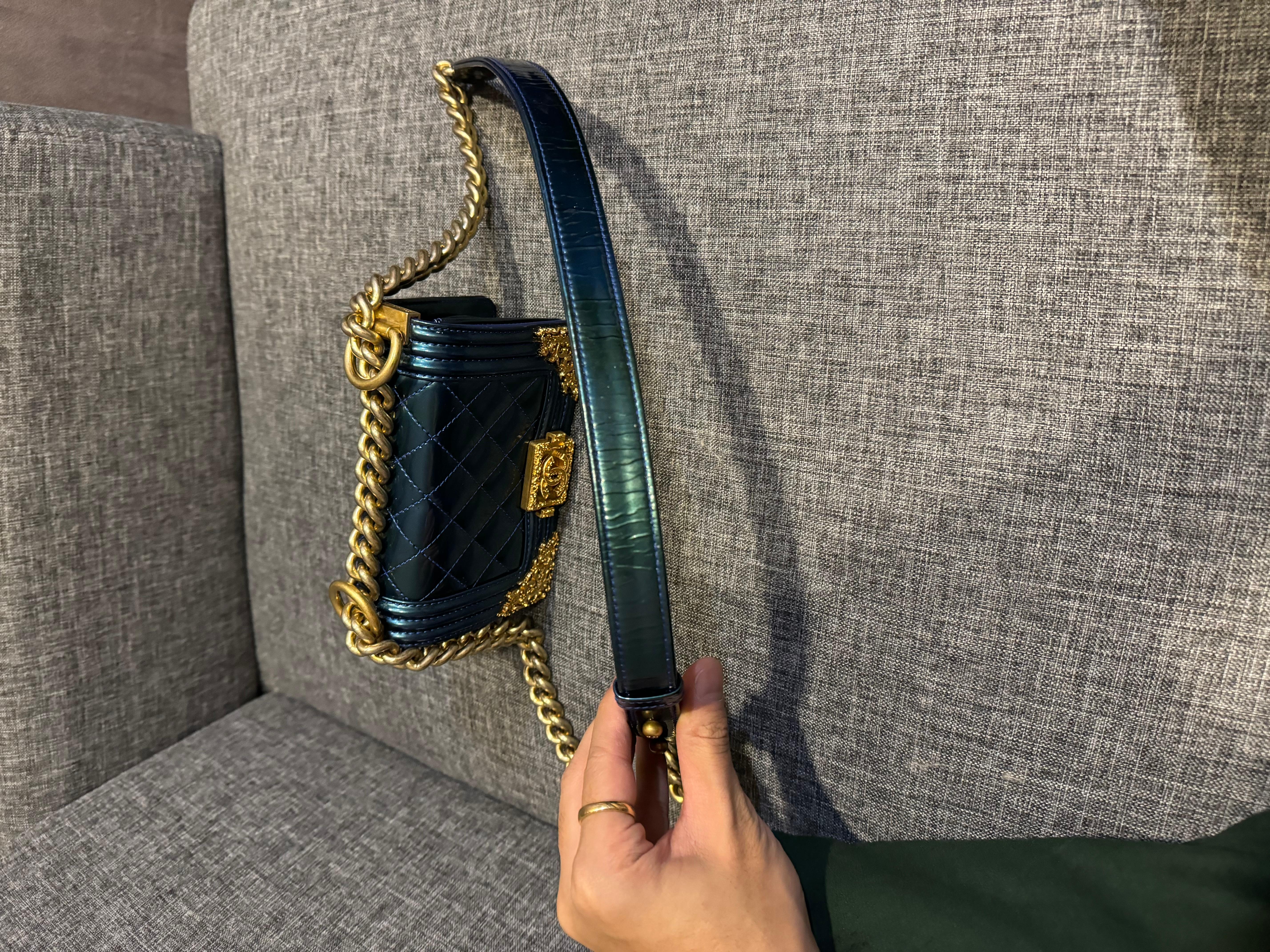 Chanel mini sac bandoulière Boy matelassé bleu verni Pour femmes en vente