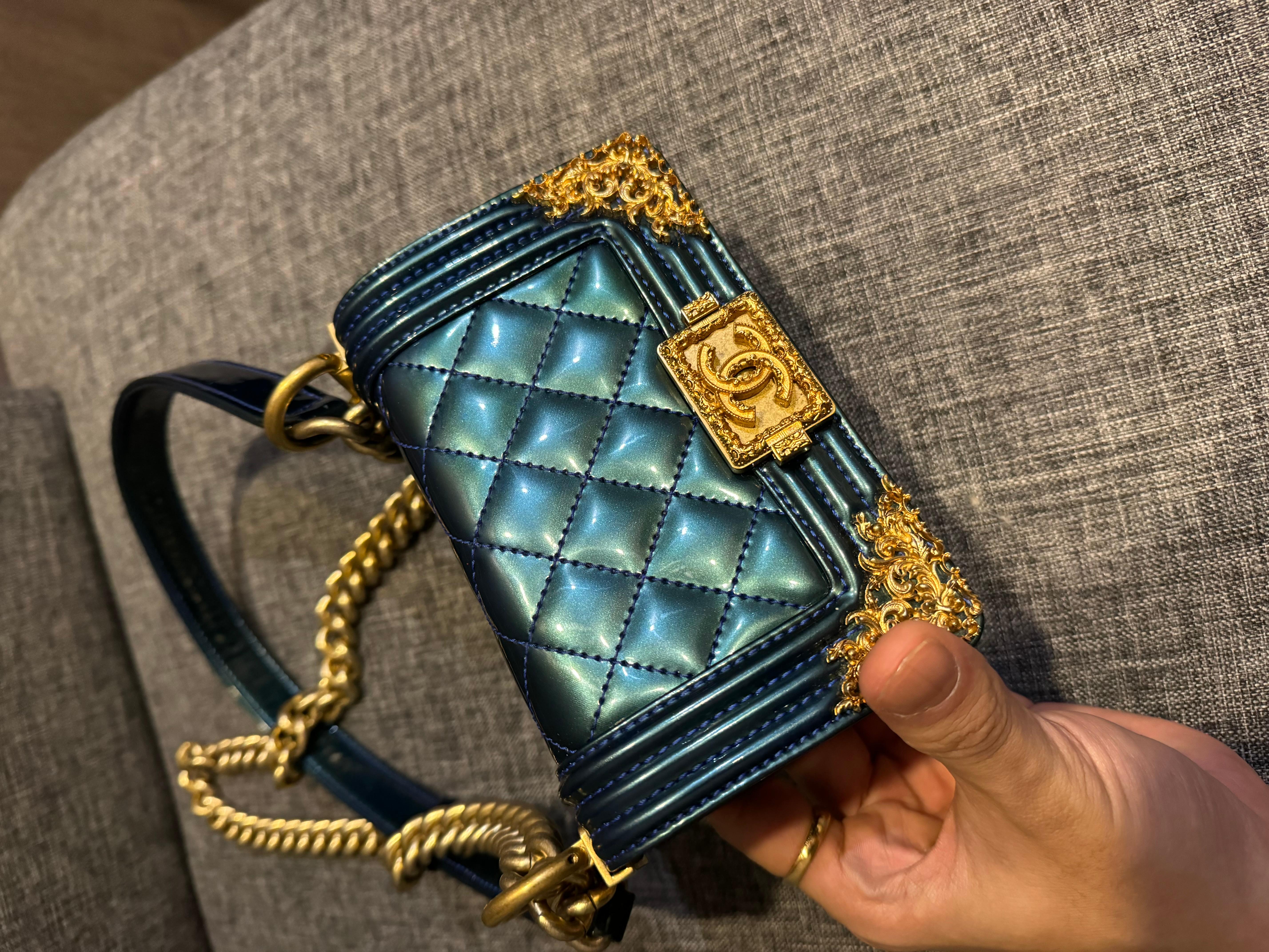 Chanel mini sac bandoulière Boy matelassé bleu verni en vente 1