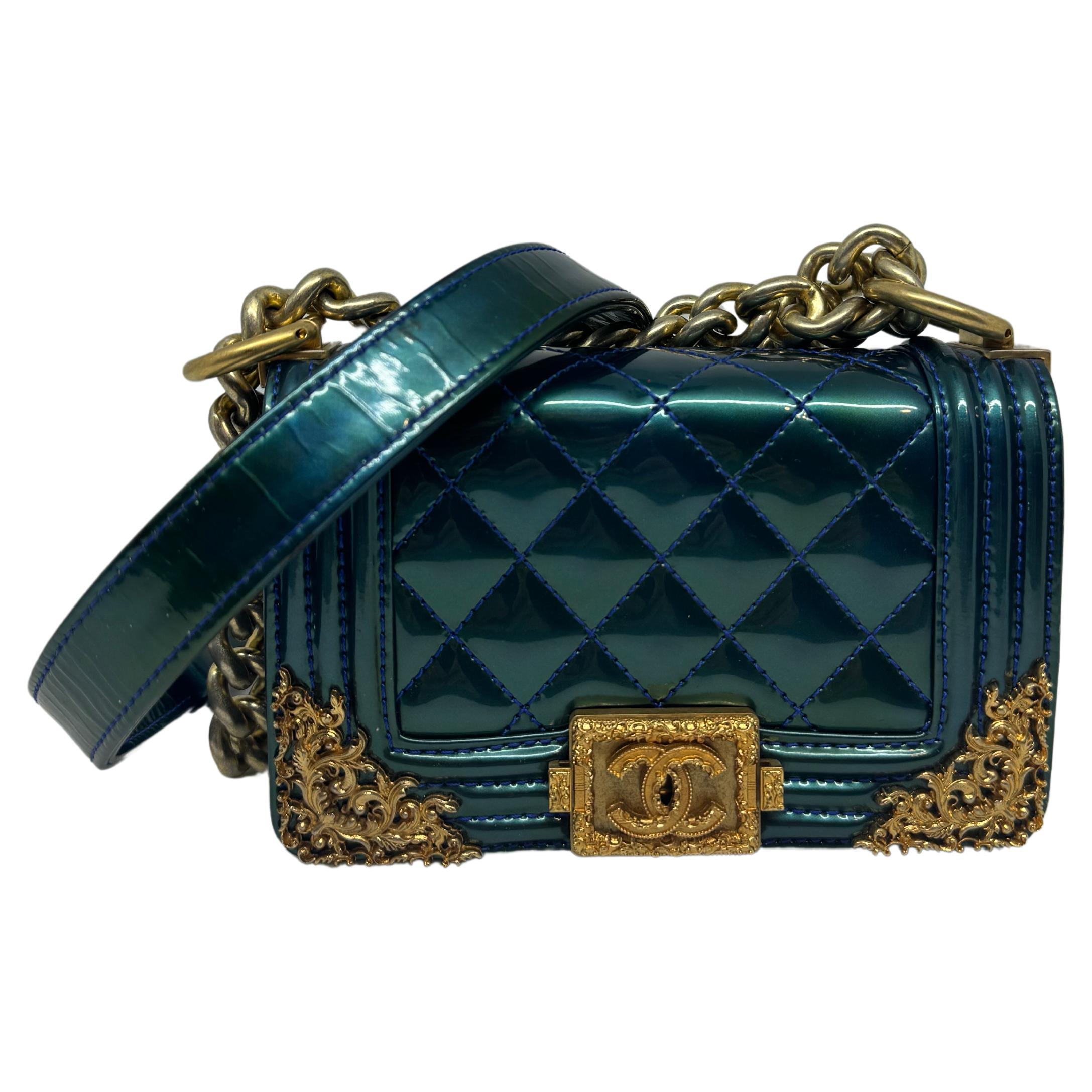 Chanel mini sac bandoulière Boy matelassé bleu verni en vente