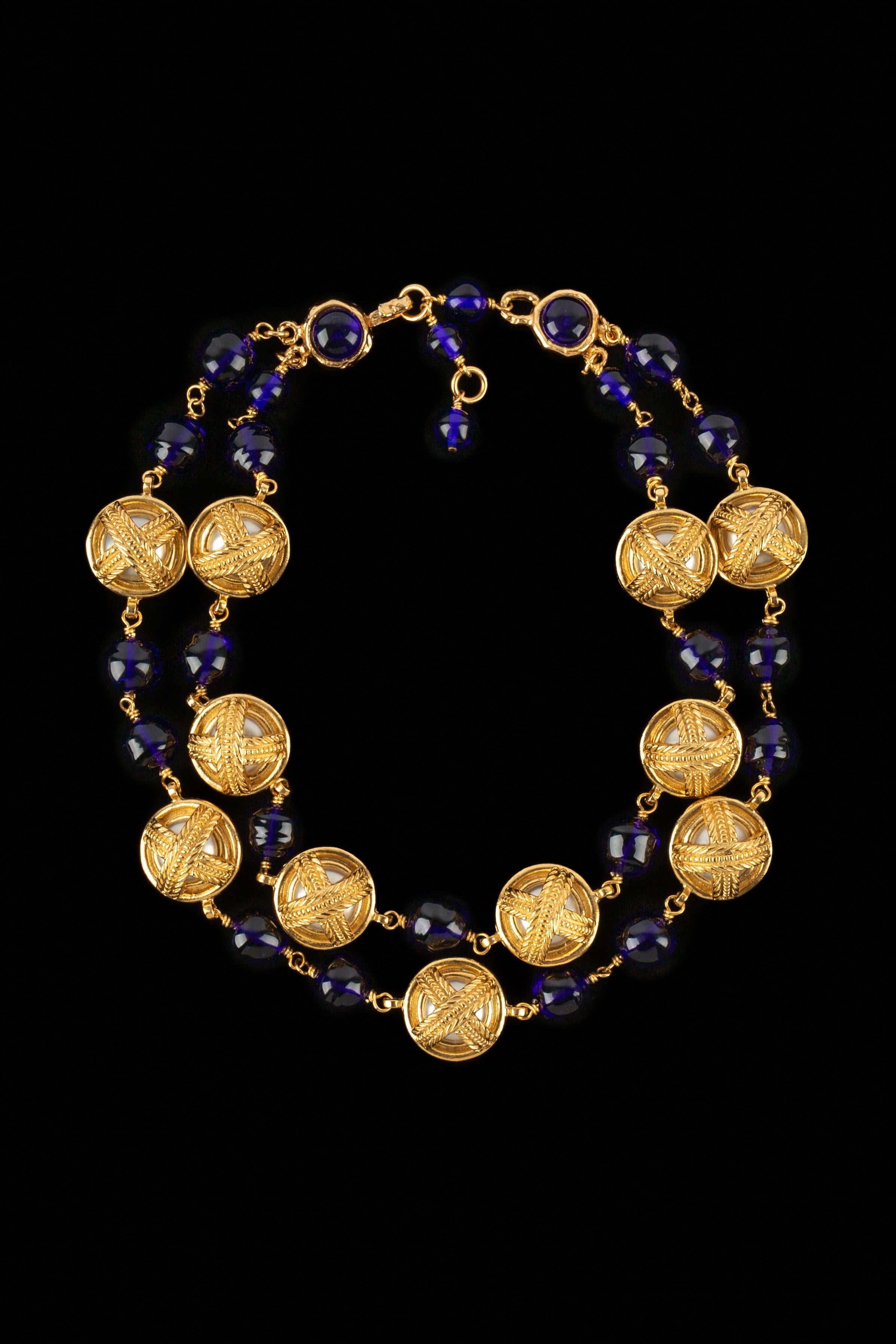 Chanel - (Made in France) Collana corta in metallo dorato con cabochon perlati e perle di vetro blu. Una collezione 2cc3 sotto la direzione artistica di Karl Lagerfeld.

Condizioni:
Ottime condizioni

Dimensioni:
Lunghezza: da 42 a 46 cm

SKU:CB26