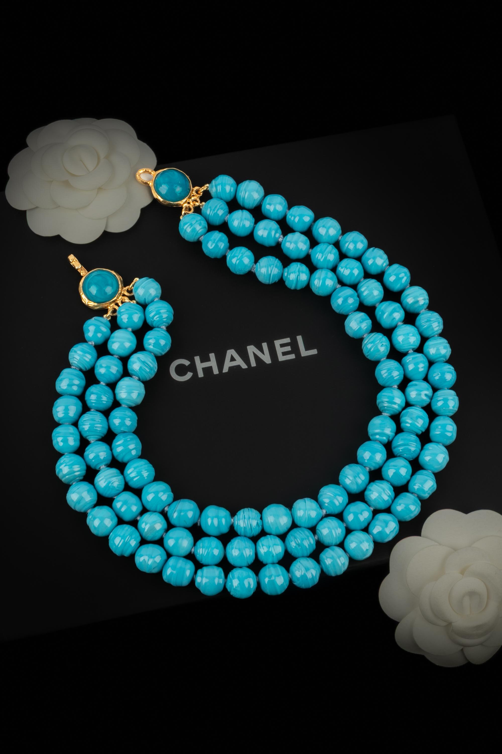 Chanel - (Made in France) Collana di perle di vetro blu con chiusura in metallo dorato. Gioielli degli anni '90.

Condizioni:
Ottime condizioni

Dimensioni:
Lunghezza: 43 cm

SKU:CB19