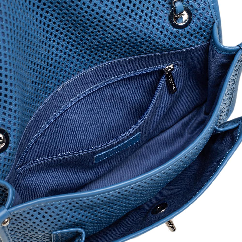 Chanel Blau Perforiertes Leder Up in the Air Klappentasche 6