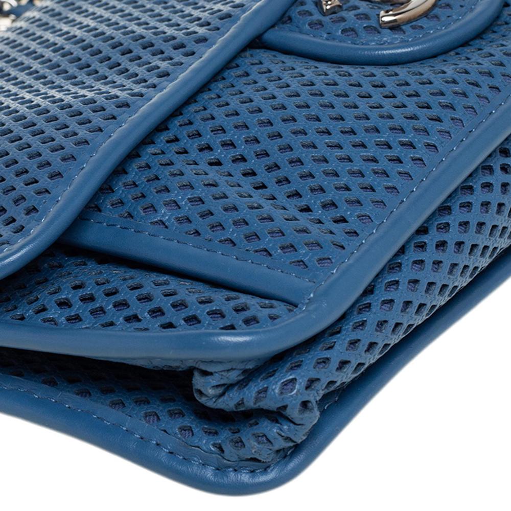 Chanel Blau Perforiertes Leder Up in the Air Klappentasche 7