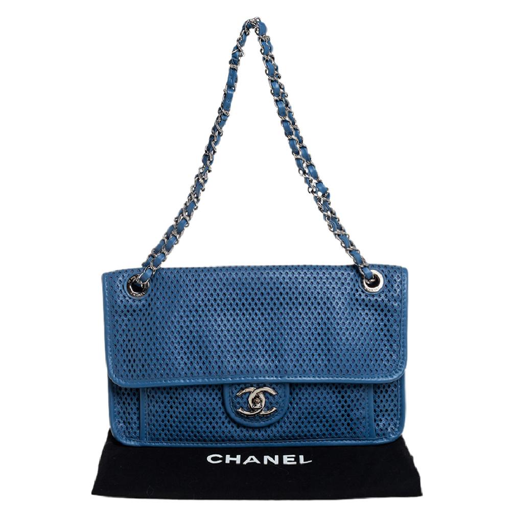 Chanel Blau Perforiertes Leder Up in the Air Klappentasche 8
