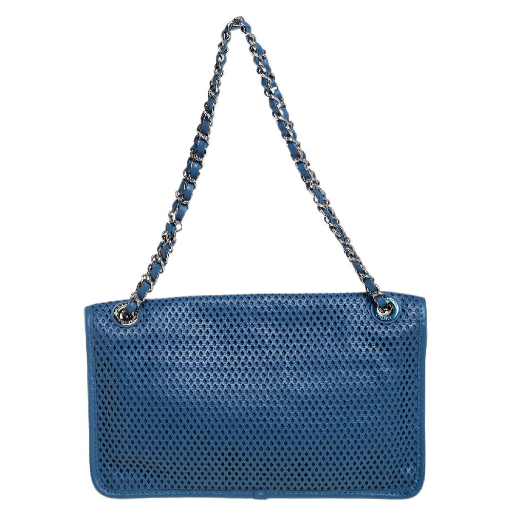 Diese hübsche Version der klassischen Überschlagtasche von Chanel ist aus perforiertem Leder gefertigt und kommt in einem schönen Blauton daher. Sie zeichnet sich durch eine raffinierte Silhouette aus und verfügt über eine Frontklappe mit dem