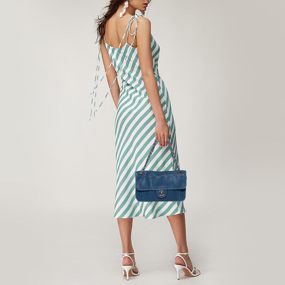 Chanel Blau Perforiertes Leder Up in the Air Klappentasche im Zustand „Gut“ in Dubai, Al Qouz 2