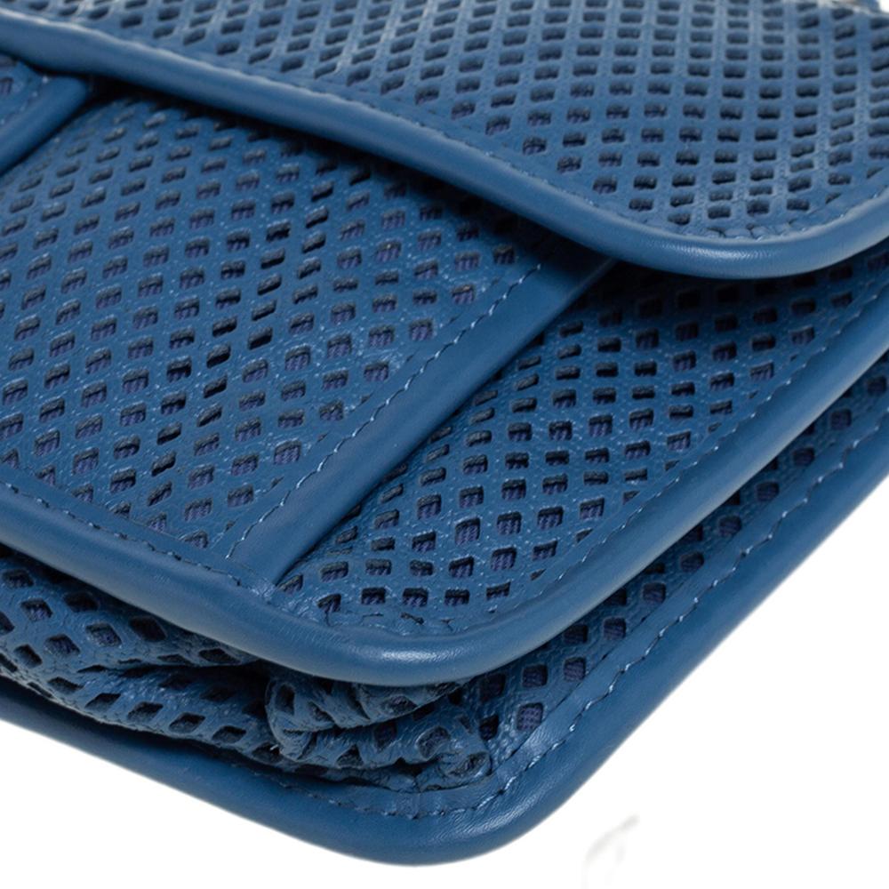 Chanel Blau Perforiertes Leder Up in the Air Klappentasche 5
