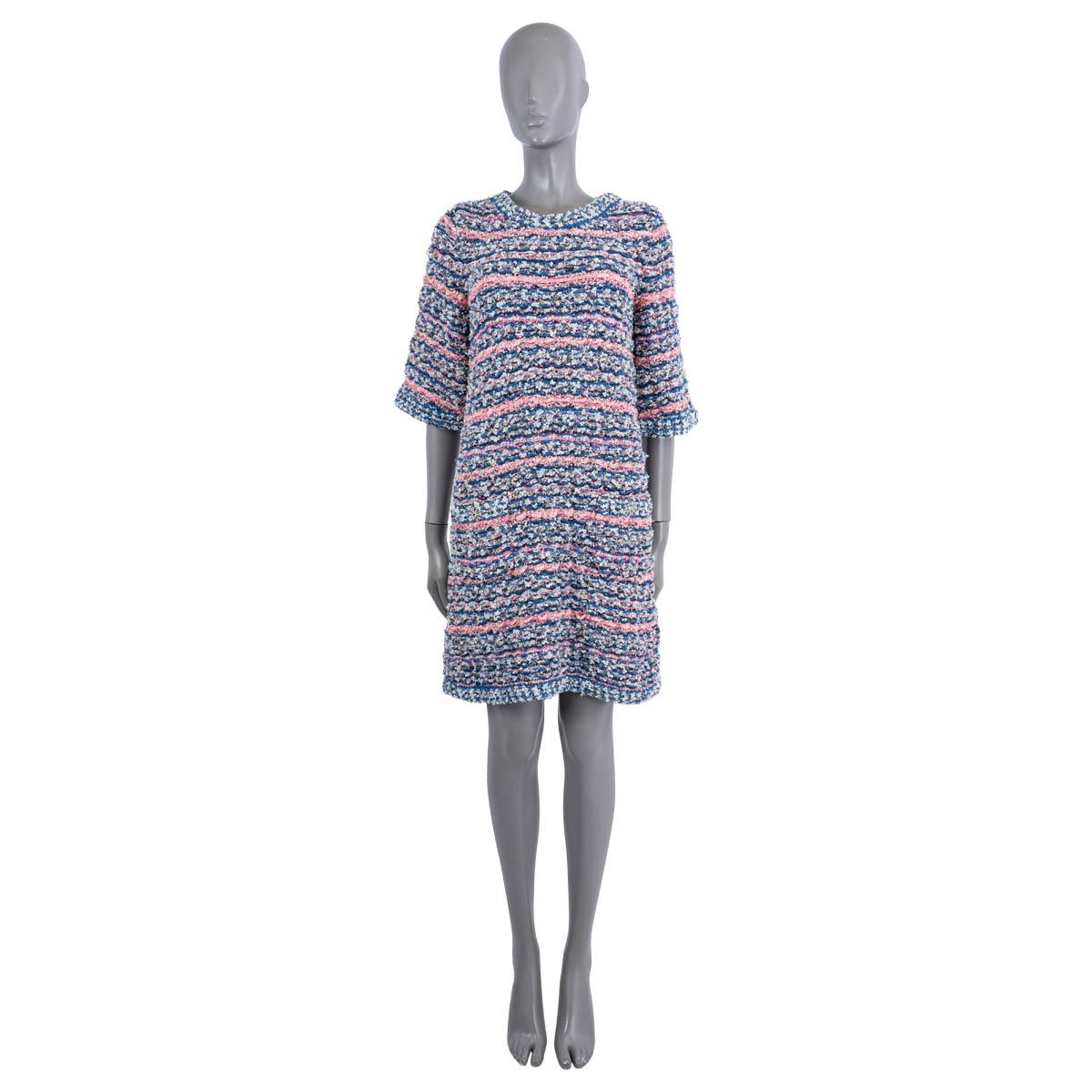 Vestido de punto a rayas 100% auténtico Chanel en poliamida azul, rosa y blanca (41%), viscosa (23%), poliéster, (16%), algodón (14%) y seda (6%). Presenta mangas cortas y dos bolsillos abotonados en la parte delantera con botones joya Gripox. Sin