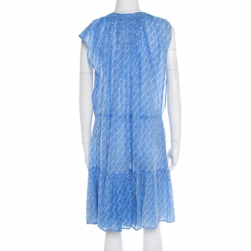 Make room in your closet for this exclusive piece coming from the house of Chanel. Offering style and sophistication, this blue piece would be a significant addition to your collection. Tailored from cotton, this dress has everything that makes it