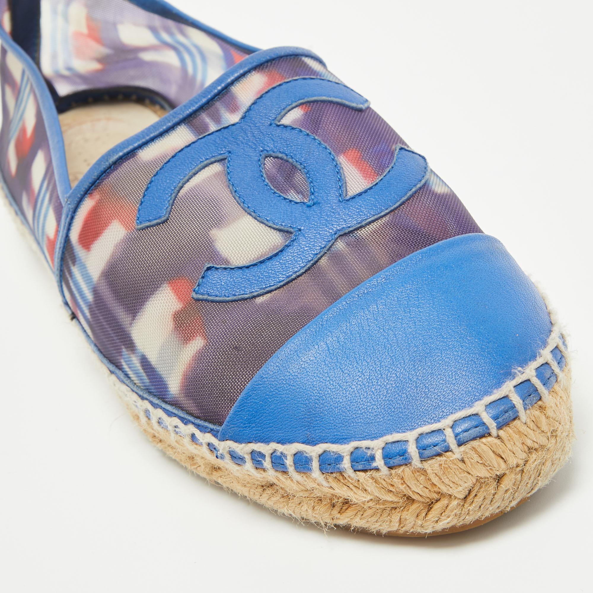 Chanel Blue Printed Mesh and Leather CC Espadrille Flats Size 39 In Good Condition In Dubai, Al Qouz 2