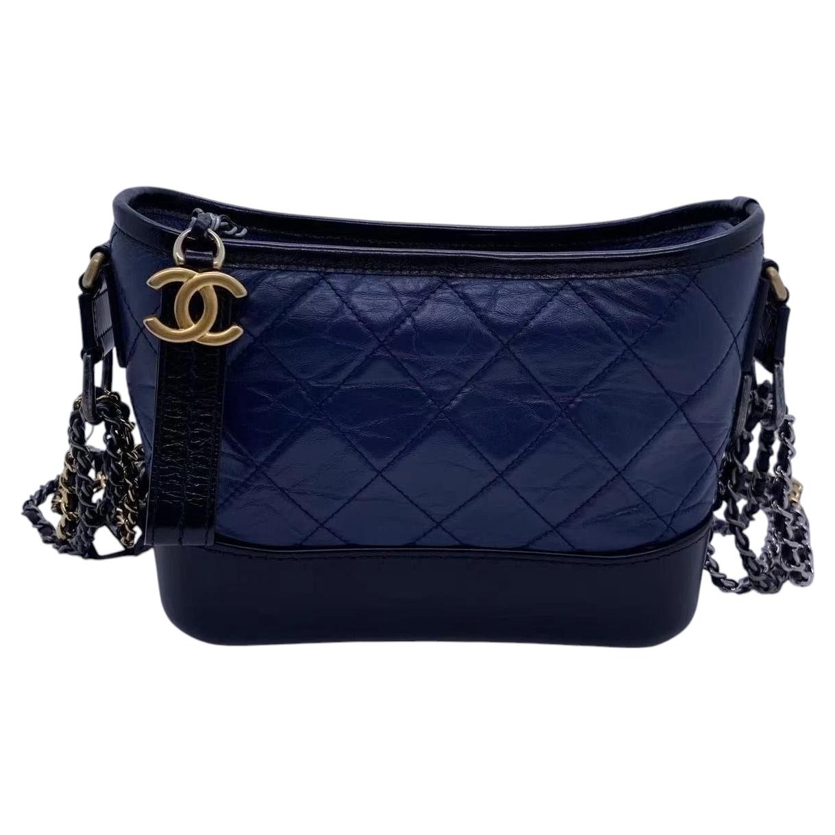Petit sac à bandoulière Gabrielle Hobo en cuir de veau matelassé bleu Chanel, effet vieilli en vente