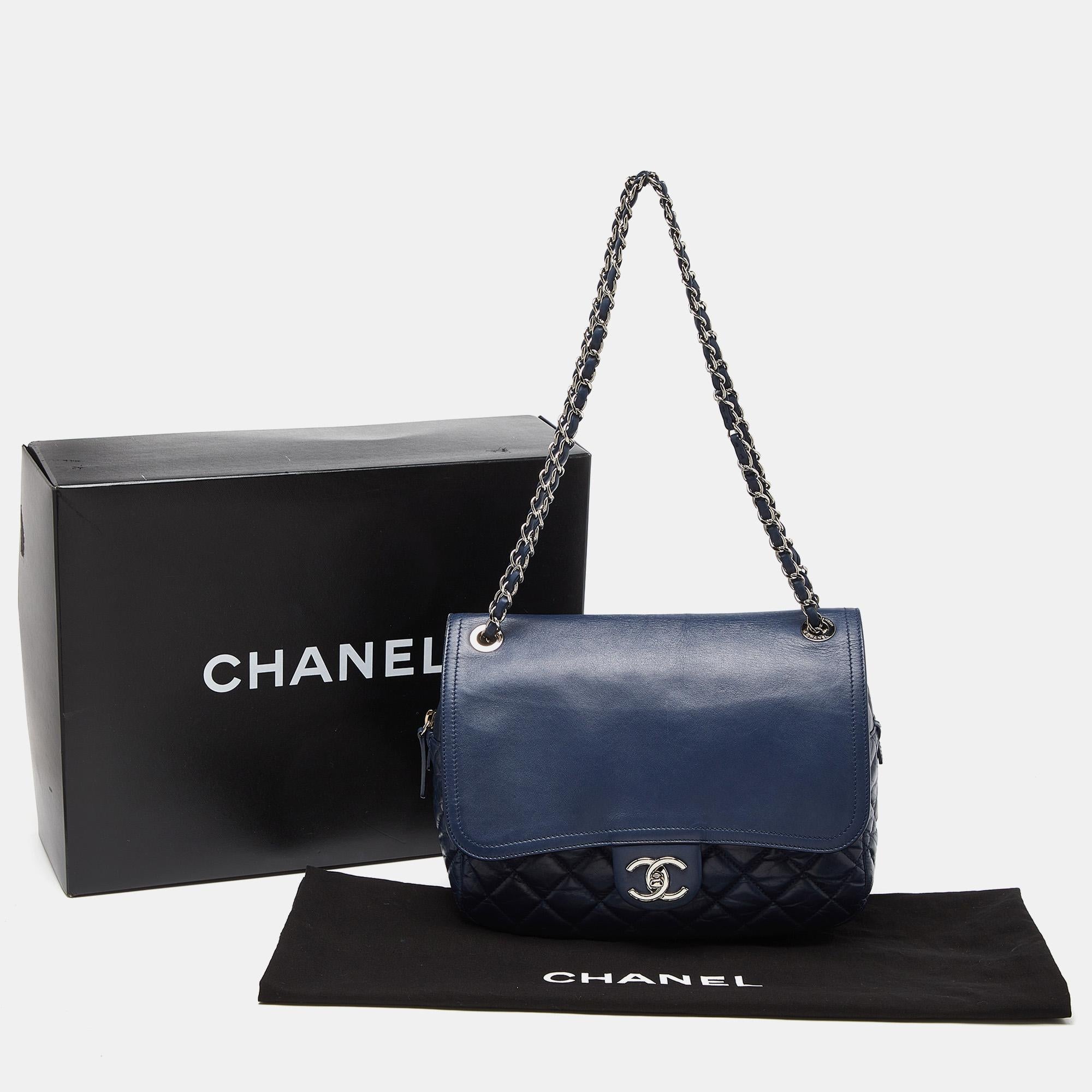 Chanel Blaue gesteppte Umhängetasche aus gealtertem Leder im Angebot 7