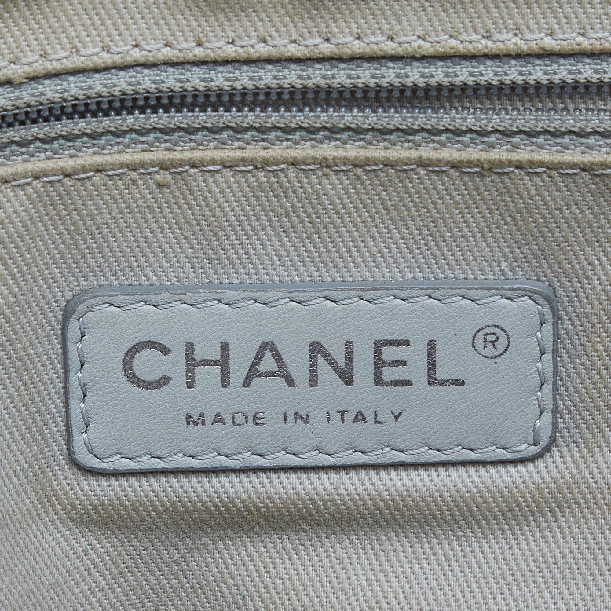 Chanel Blaue gesteppte Umhängetasche aus gealtertem Leder im Zustand „Relativ gut“ im Angebot in Dubai, Al Qouz 2
