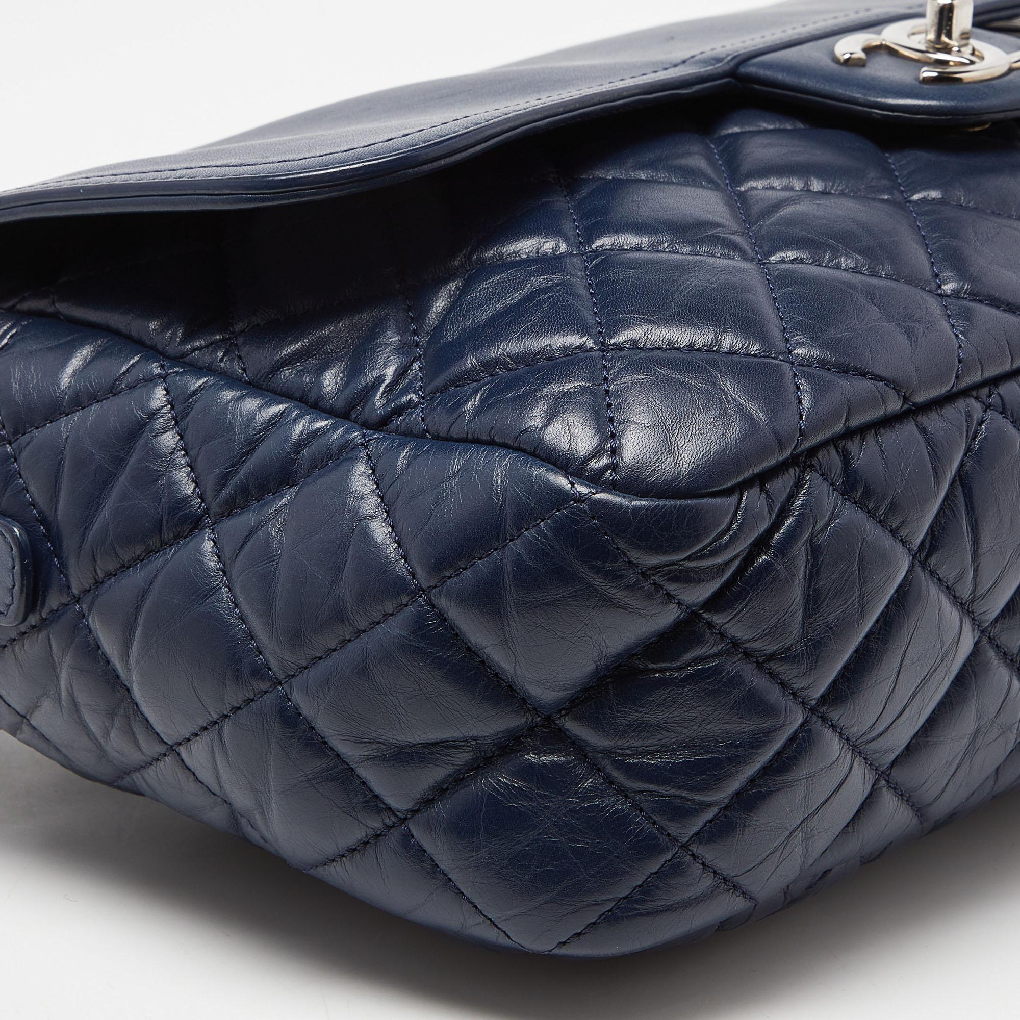 Chanel Blaue gesteppte Umhängetasche aus gealtertem Leder im Angebot 2