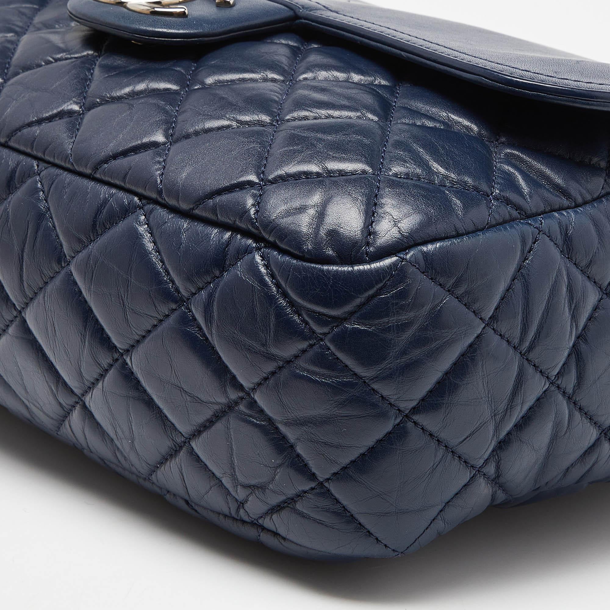 Chanel Blaue gesteppte Umhängetasche aus gealtertem Leder im Angebot 3