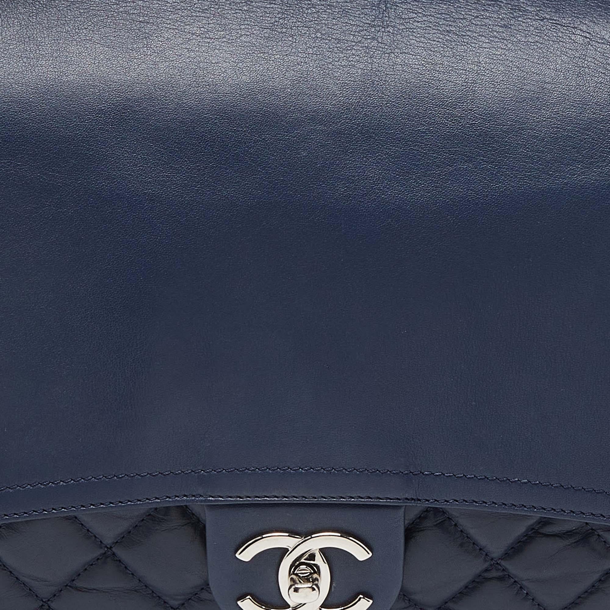Chanel Blaue gesteppte Umhängetasche aus gealtertem Leder im Angebot 4