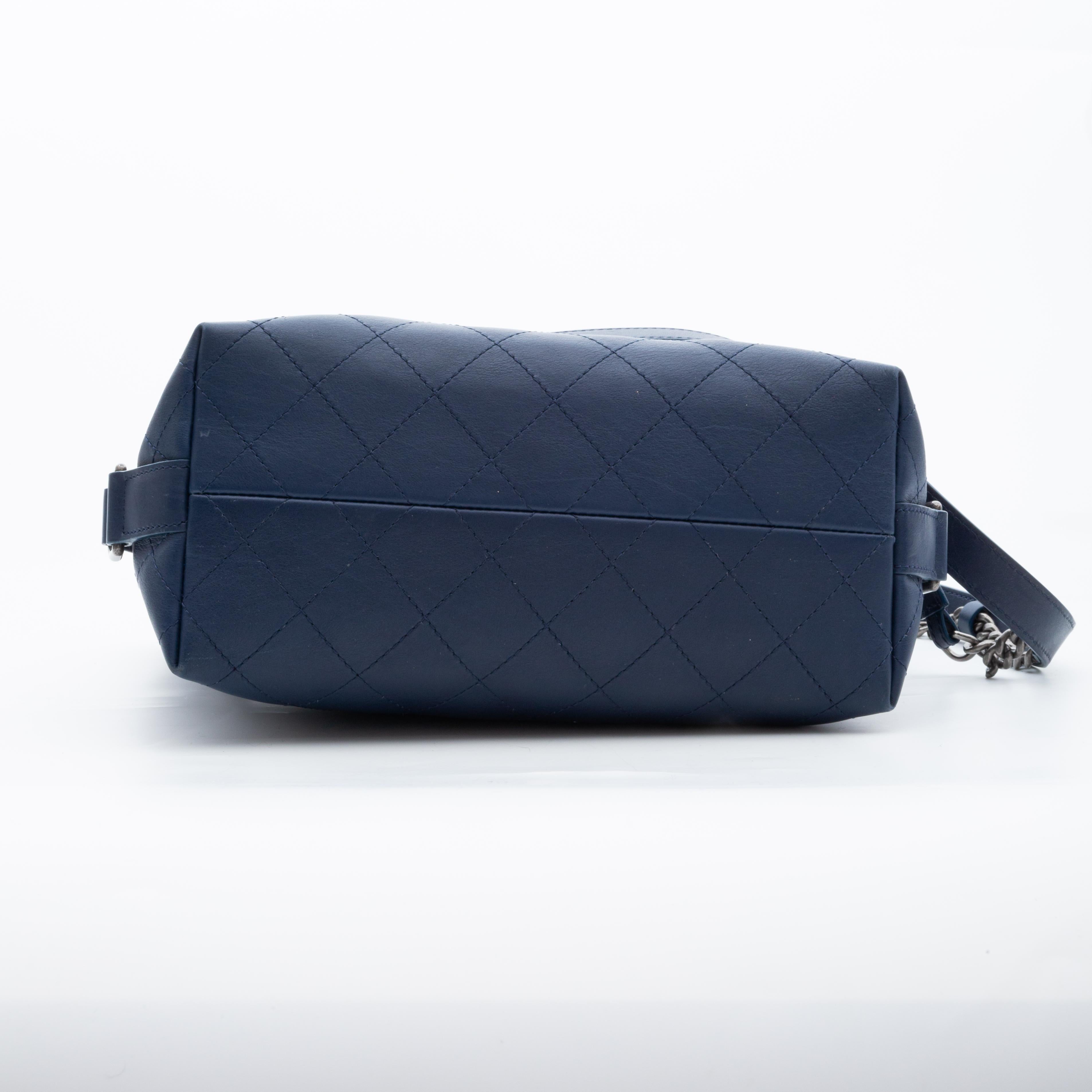 Chanel Blaue gesteppte Hobo-Tasche aus Kalbsleder Urban Allure (2017) im Zustand „Gut“ im Angebot in Montreal, Quebec