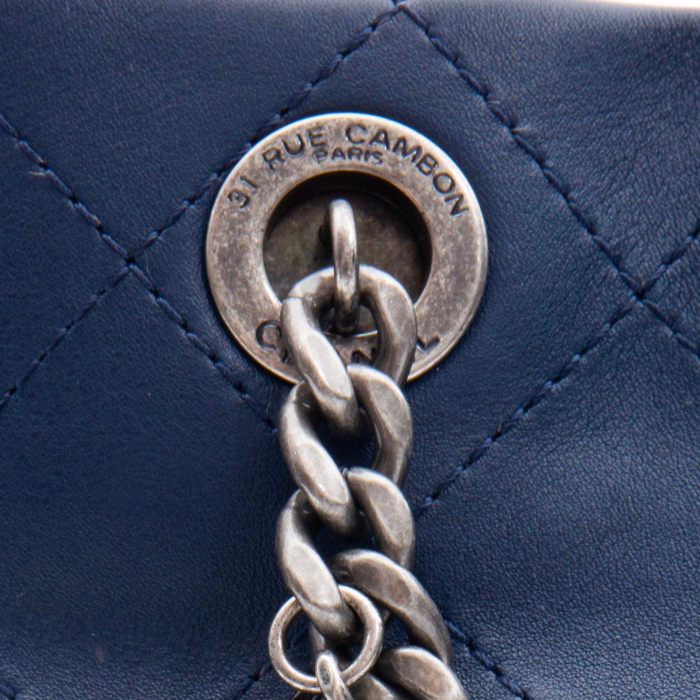 Chanel Blaue gesteppte Hobo-Tasche aus Kalbsleder Urban Allure (2017) Damen im Angebot