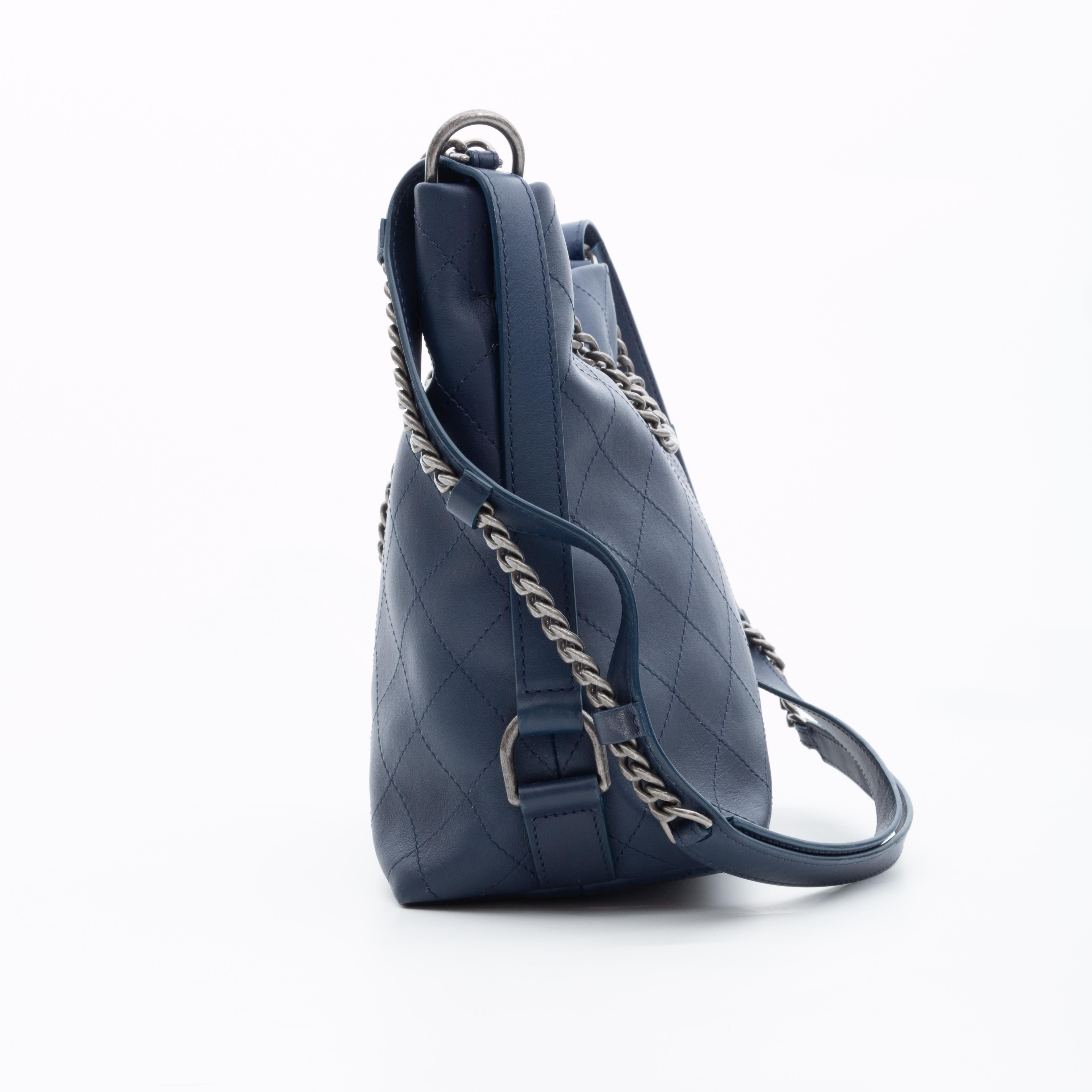 Chanel Blaue gesteppte Hobo-Tasche aus Kalbsleder Urban Allure (2017) im Angebot 3