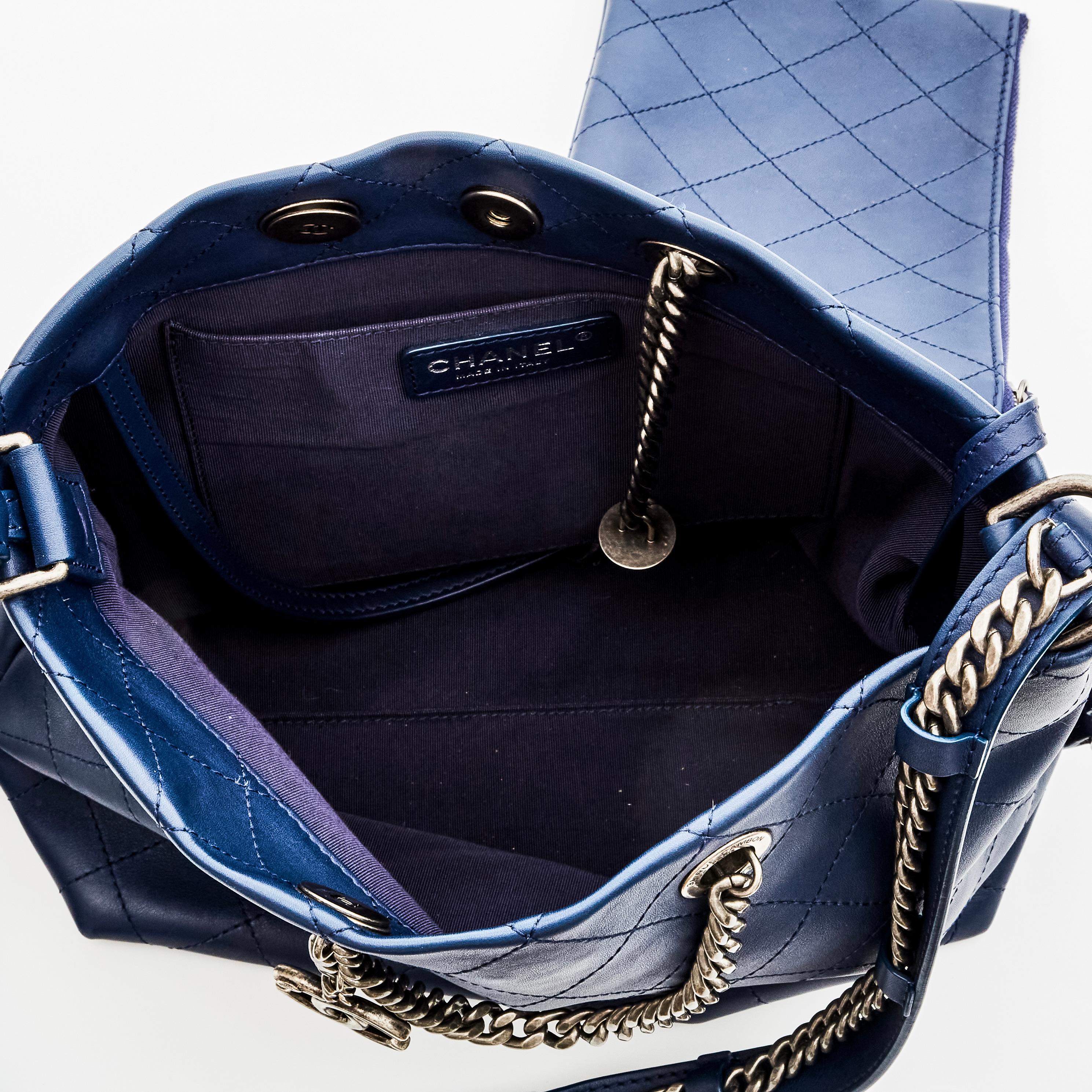 Chanel Blaue gesteppte Hobo-Tasche aus Kalbsleder Urban Allure (2017) im Angebot 4