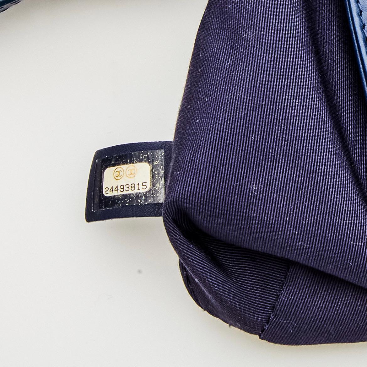 Chanel Blaue gesteppte Hobo-Tasche aus Kalbsleder Urban Allure (2017) im Angebot 5