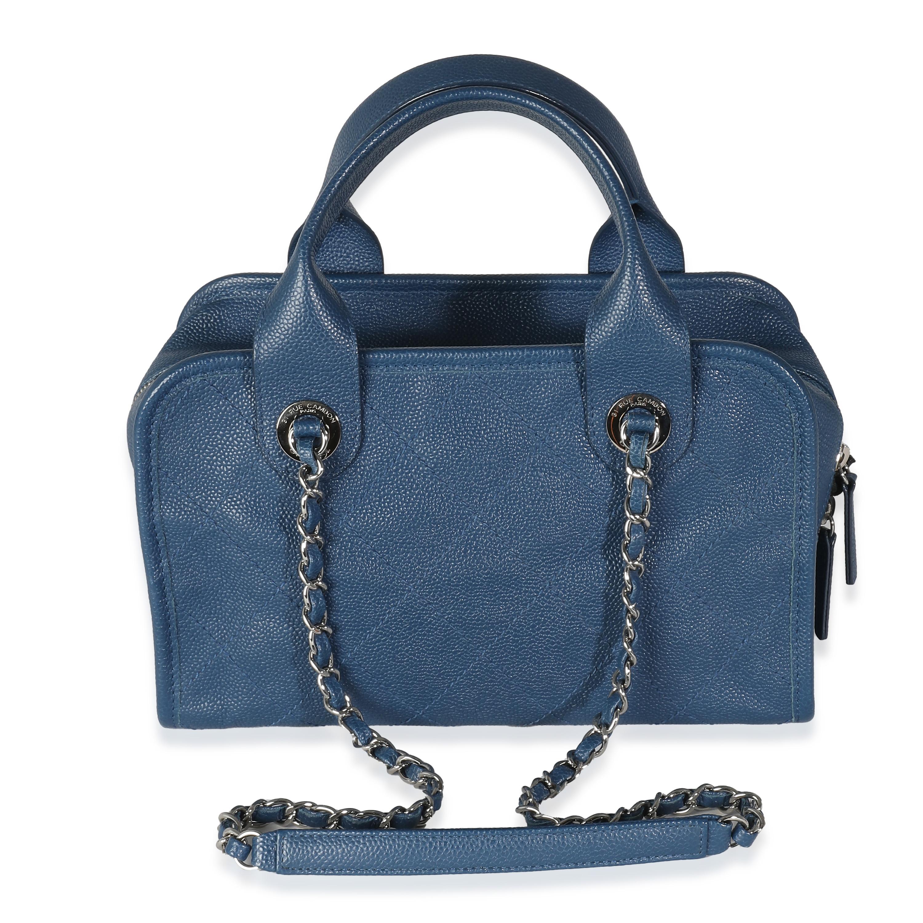 Titre de la liste : Chanel Sac bowling Deauville bleu caviar matelassé
SKU : 139116
Condit : Usagé 
Condition du sac à main : Très bon
Commentaires sur l'état : L'article est en très bon état avec des signes mineurs d'usure.  Les coins et