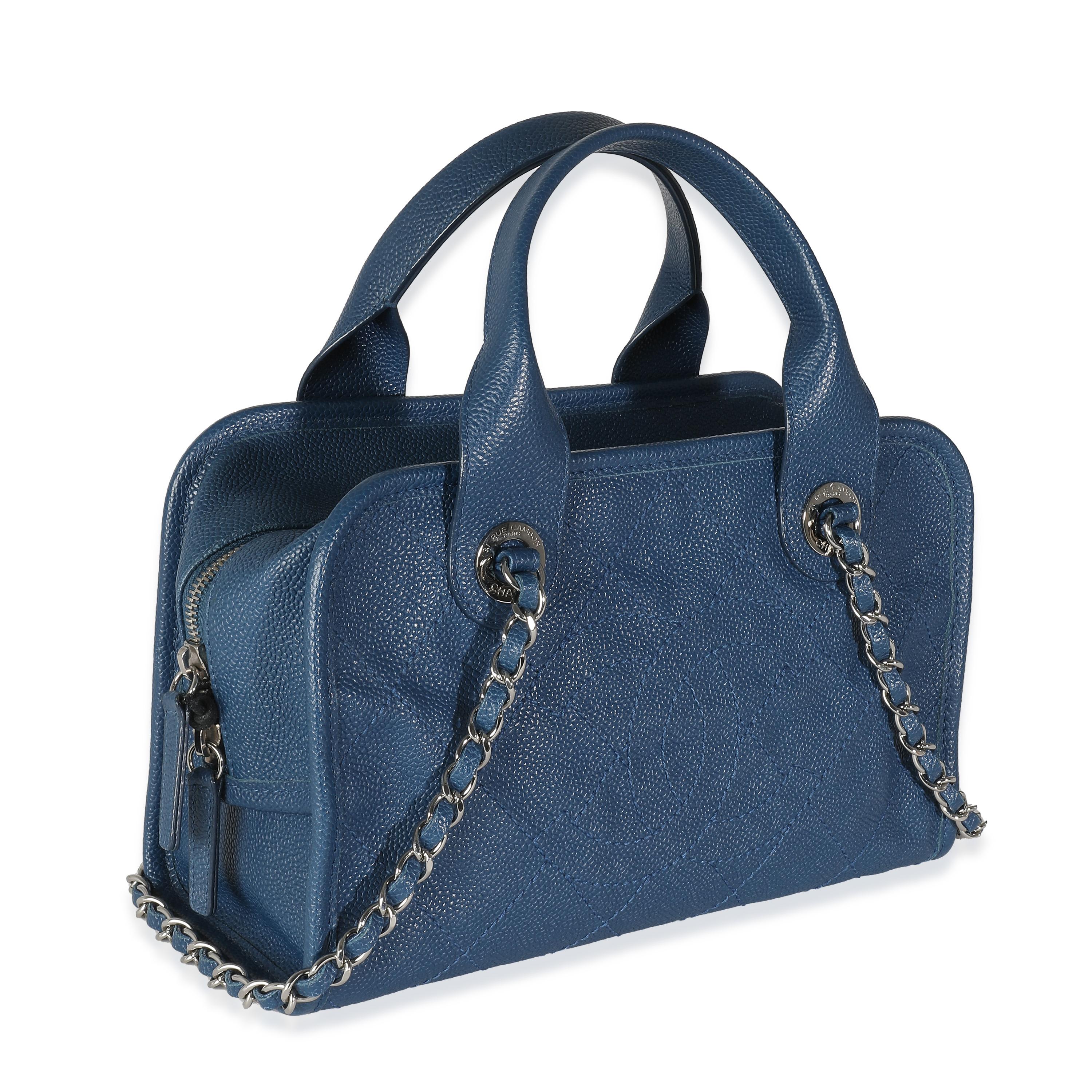 Chanel Bleu Caviar matelassé Deauville Sac à main bowling Excellent état - En vente à New York, NY