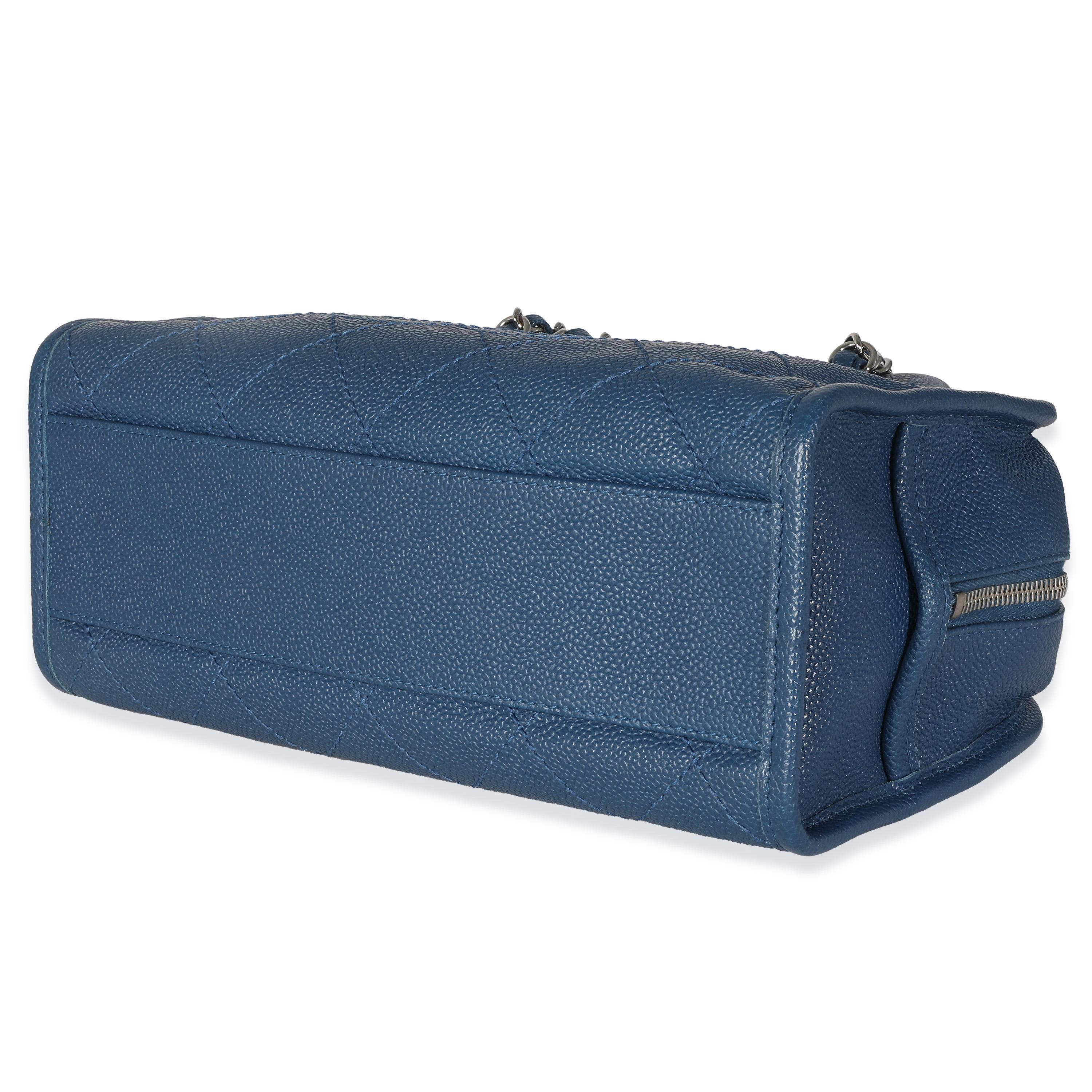 Chanel Bleu Caviar matelassé Deauville Sac à main bowling en vente 1
