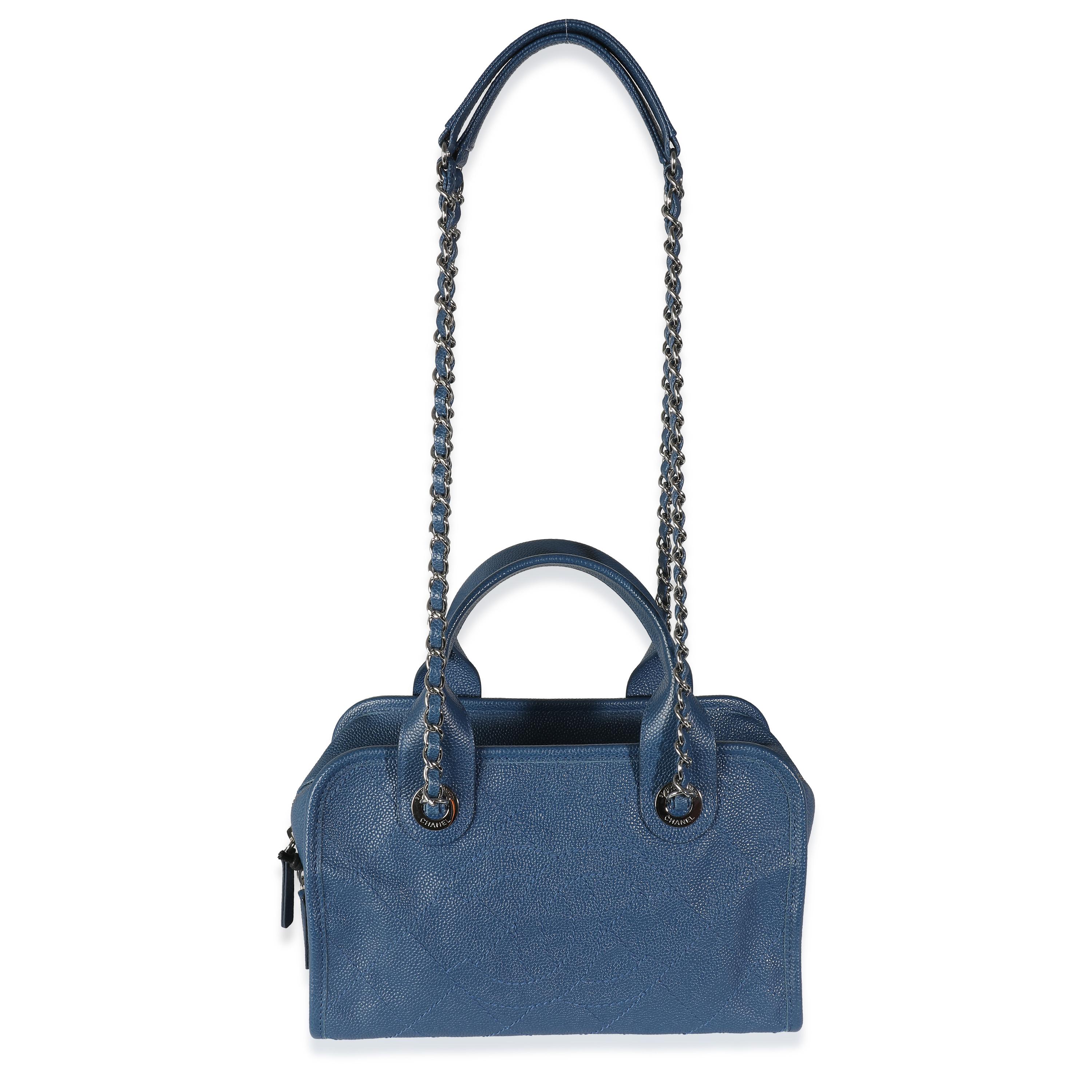 Chanel Bleu Caviar matelassé Deauville Sac à main bowling en vente 2