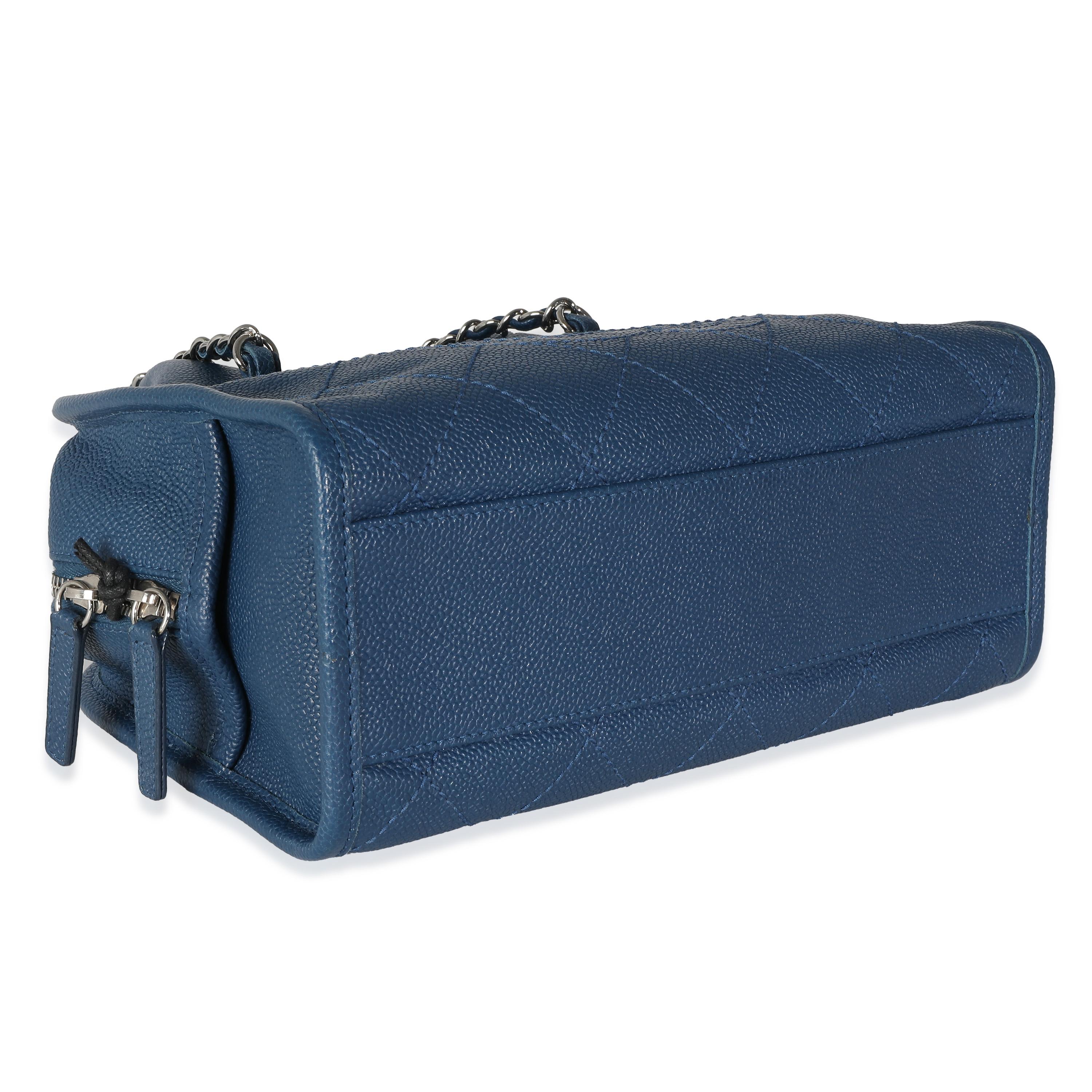 Chanel Bleu Caviar matelassé Deauville Sac à main bowling en vente 3