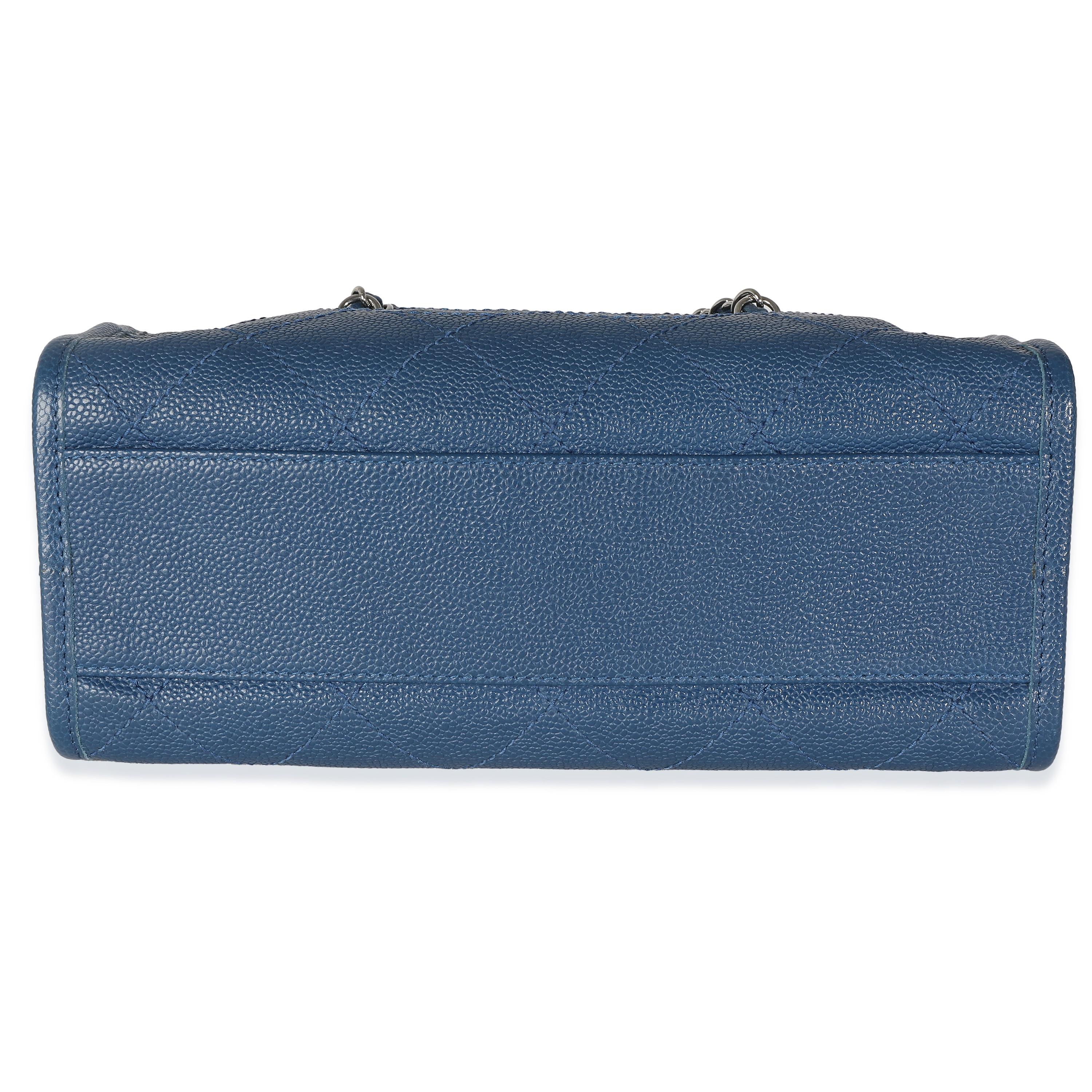 Chanel Bleu Caviar matelassé Deauville Sac à main bowling en vente 4
