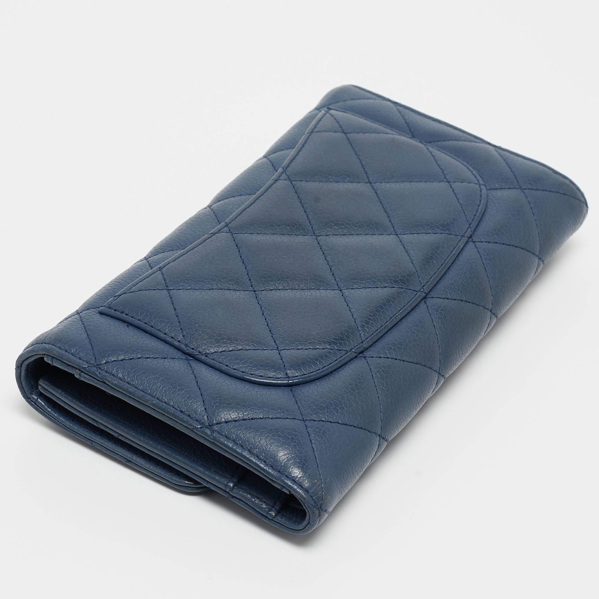 This Chanel Classic Flap wallet is an immaculate balance of sophistication and utility. It has been designed using prime quality materials and elevated by a sleek finish. The creation is equipped with ample space for your monetary