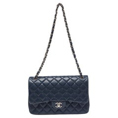 Chanel Blaue gesteppte Jumbo Classic Double Flap Tasche aus Leder in Kaviar