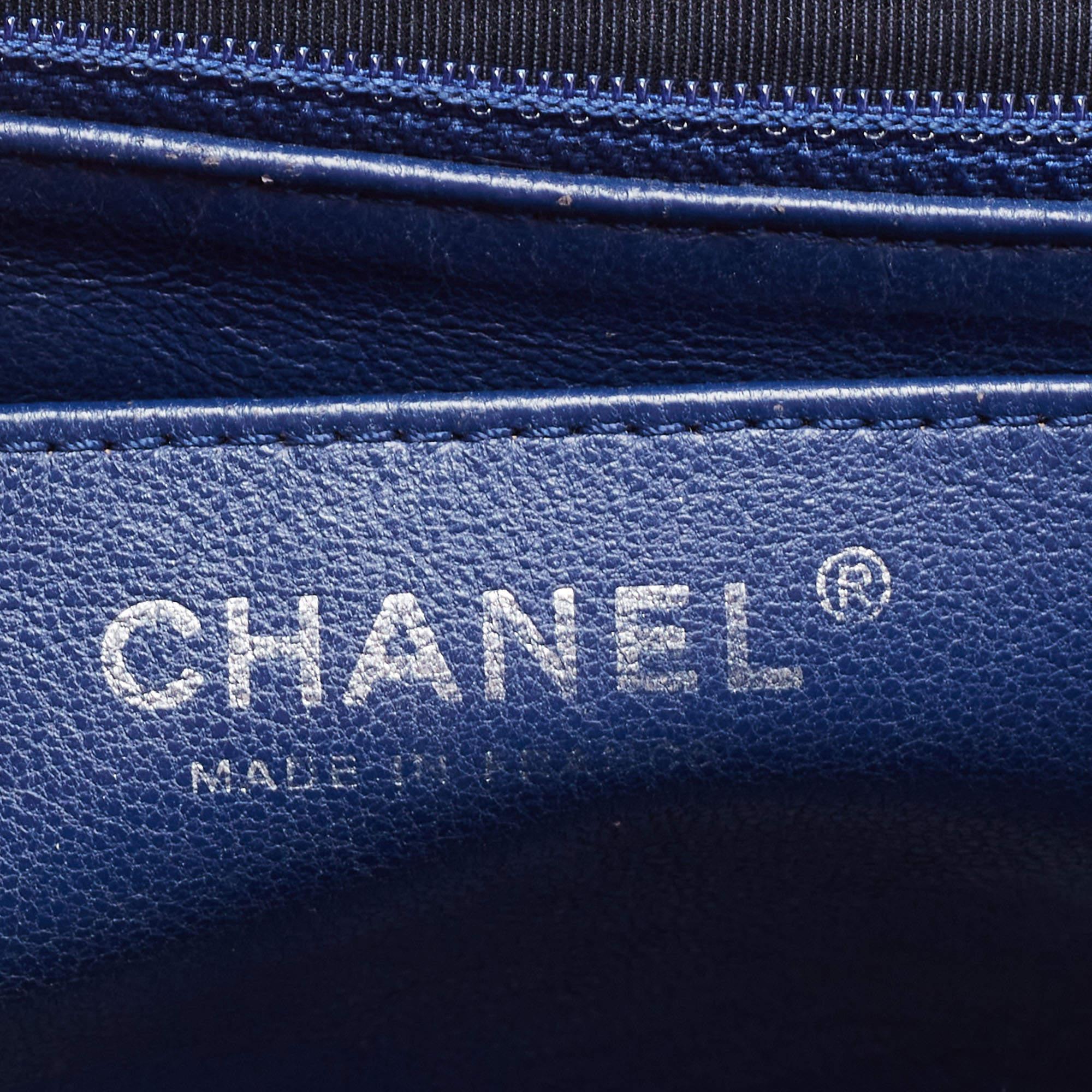 Chanel - Sac à main classique à rabat unique en cuir caviar matelassé bleu en vente 1