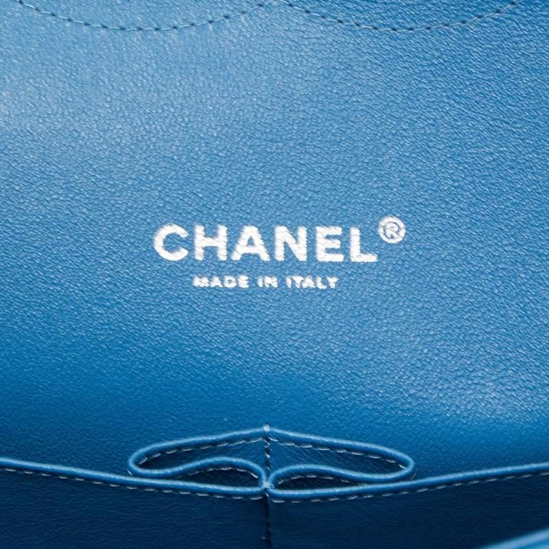 Chanel Sac Maxi Classic à double rabat en cuir texturé bleu matelassé en vente 4