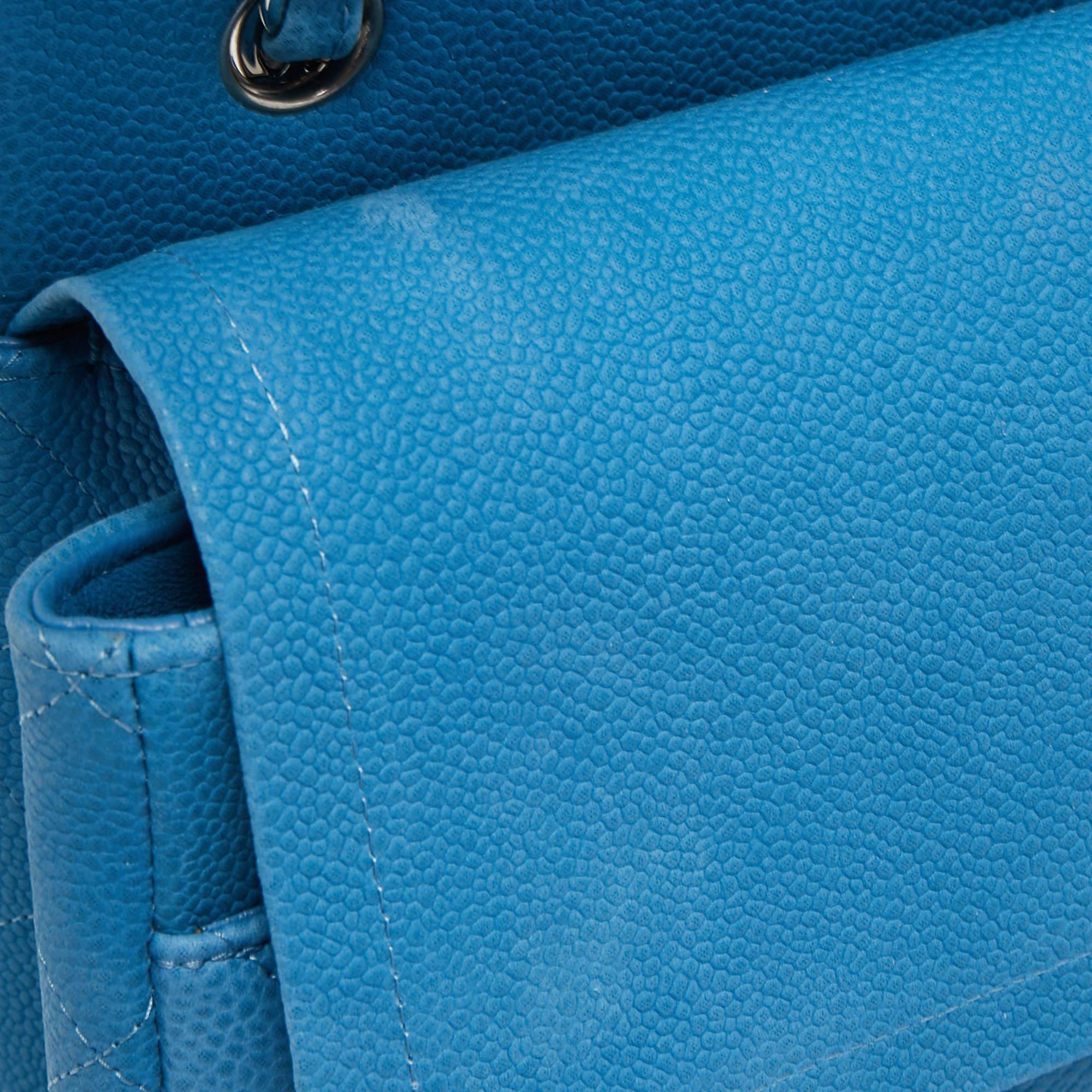 Chanel Blaue Maxi Classic Double Flap Tasche aus gestepptem Kaviarleder im Angebot 7