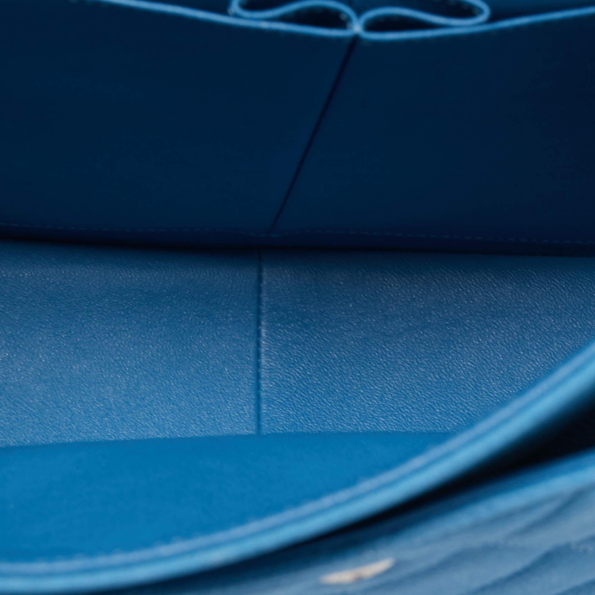 Chanel Sac Maxi Classic à double rabat en cuir texturé bleu matelassé en vente 8