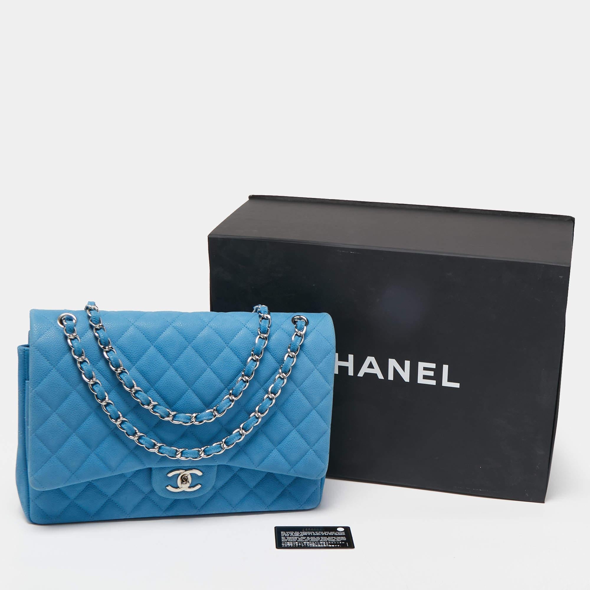 Chanel Sac Maxi Classic à double rabat en cuir texturé bleu matelassé en vente 10