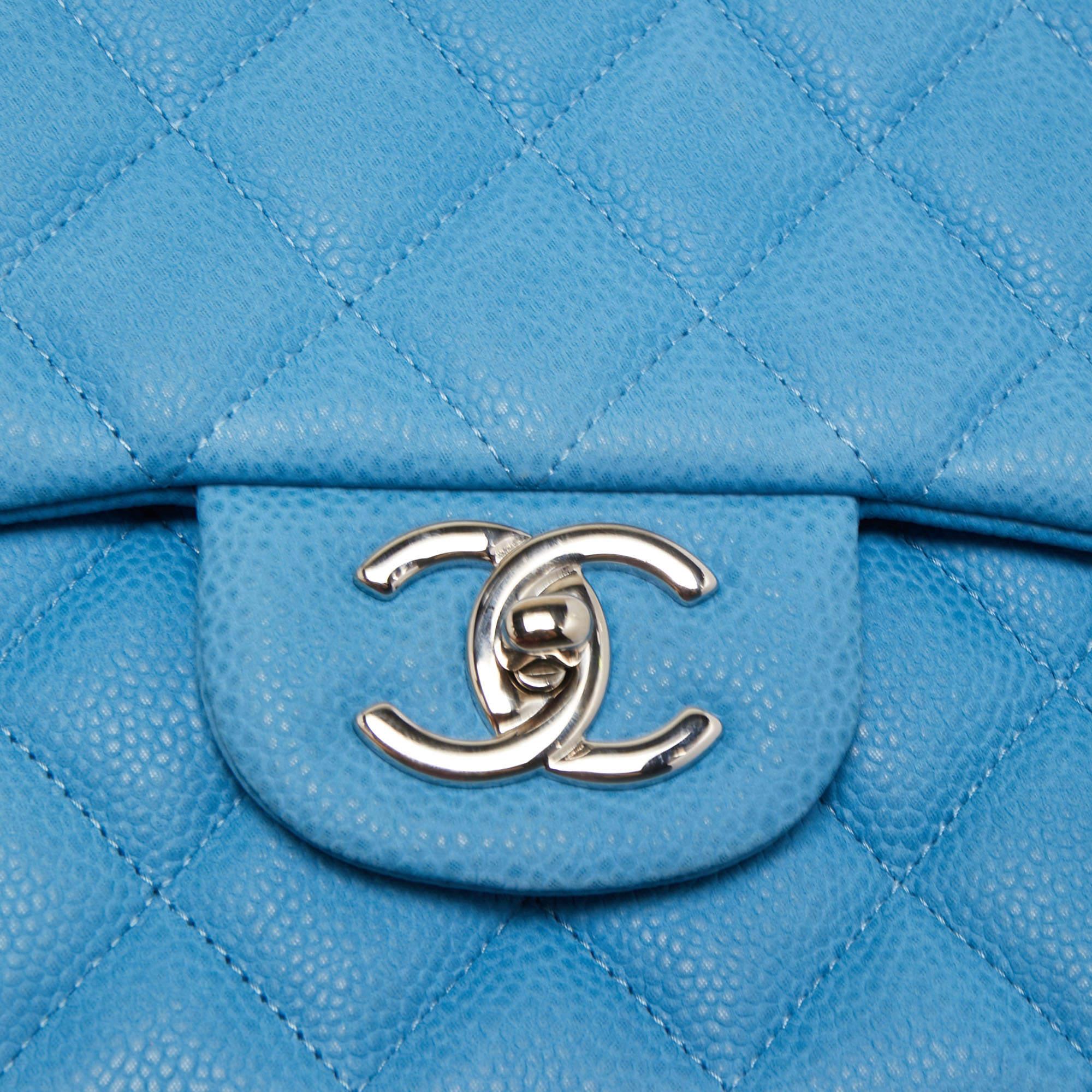 Bleu Chanel Sac Maxi Classic à double rabat en cuir texturé bleu matelassé en vente