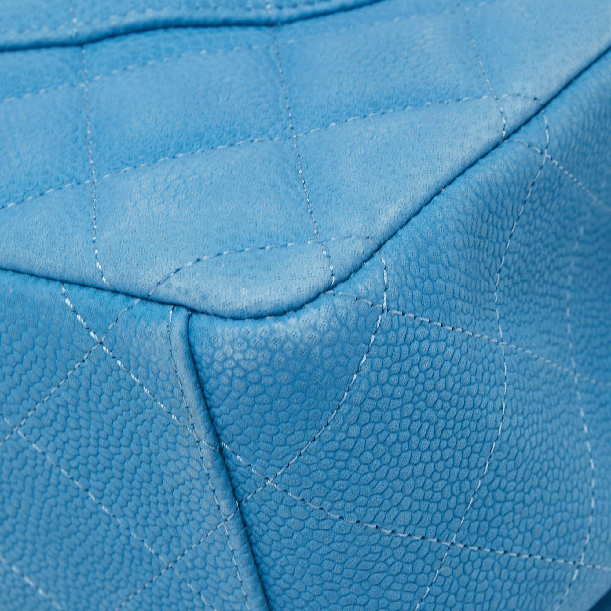 Chanel Sac Maxi Classic à double rabat en cuir texturé bleu matelassé Bon état - En vente à Dubai, Al Qouz 2