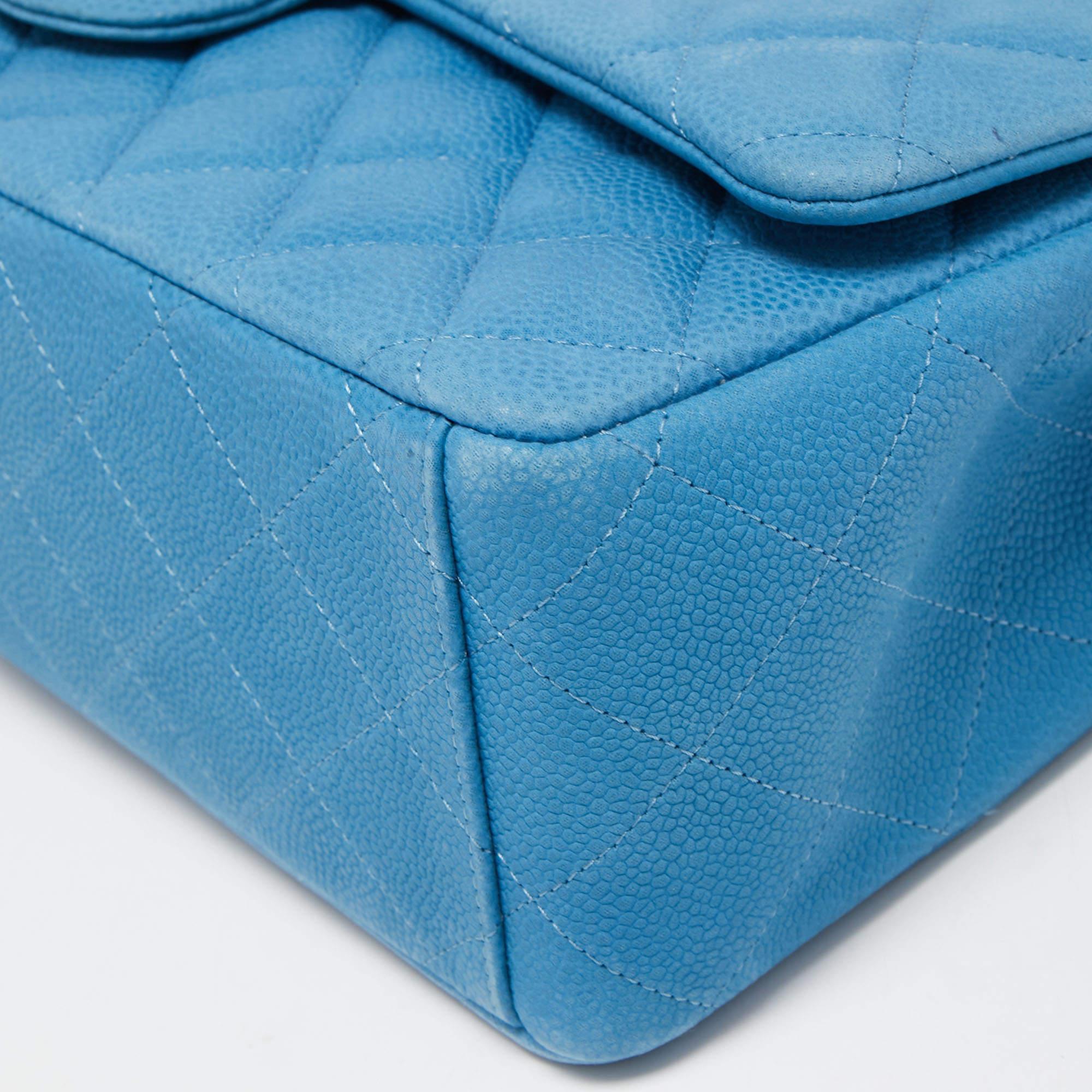 Chanel Blaue Maxi Classic Double Flap Tasche aus gestepptem Kaviarleder im Angebot 1