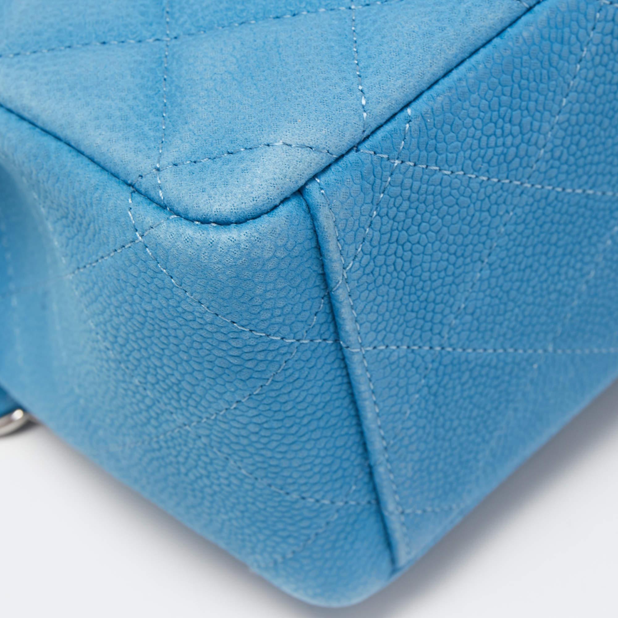Chanel Sac Maxi Classic à double rabat en cuir texturé bleu matelassé en vente 2