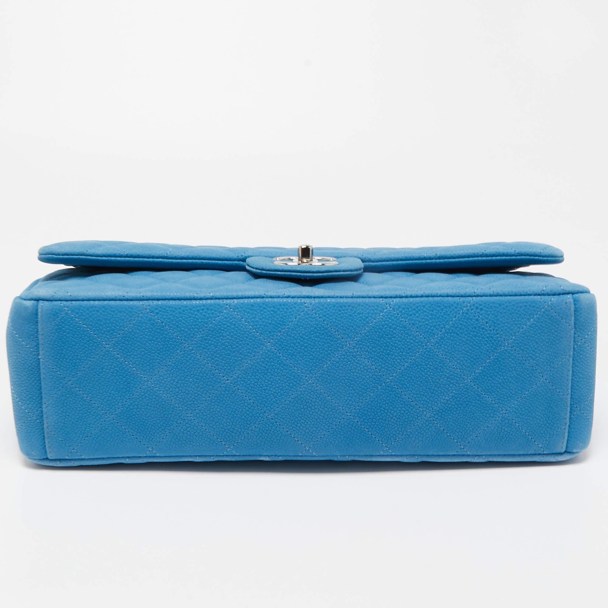 Chanel Sac Maxi Classic à double rabat en cuir texturé bleu matelassé en vente 3
