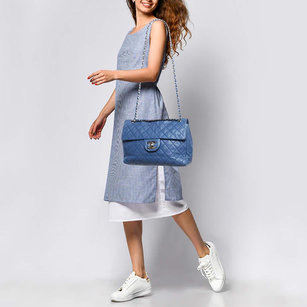 Los bolsos de diseño son compañeros ideales para muchas ocasiones Aquí tenemos una pieza que aúna moda y funcionalidad, elaborada con precisión. Está equipado con un interior bien dimensionado en el que caben fácilmente todos tus objetos esenciales.
