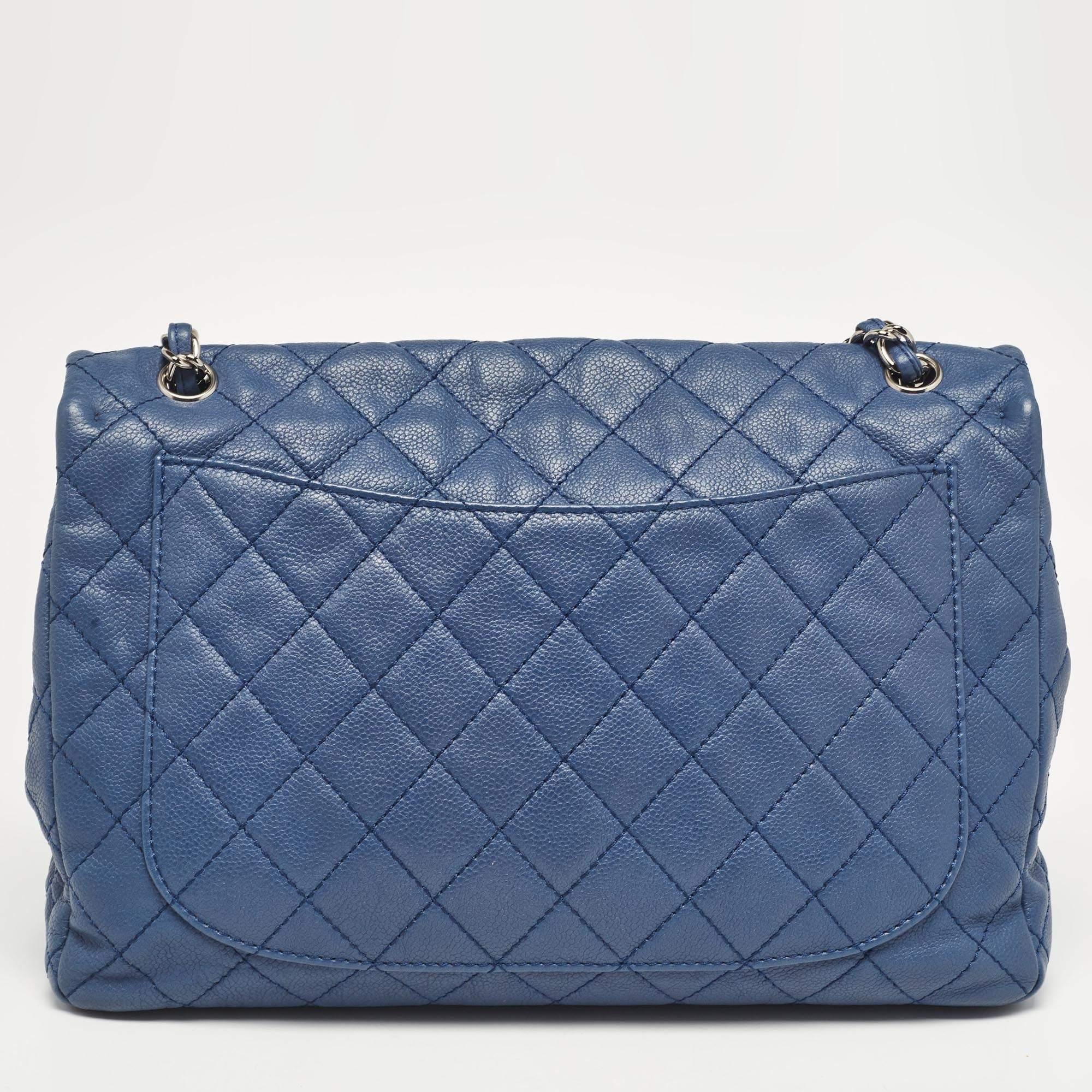 Chanel Azul Acolchado Caviar Piel Maxi Classic Bolso Solapa Simple en Bueno Estado en Dubai, Al Qouz 2