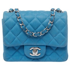 Chanel - Mini sac à rabat carré classique bleu matelassé en cuir caviar